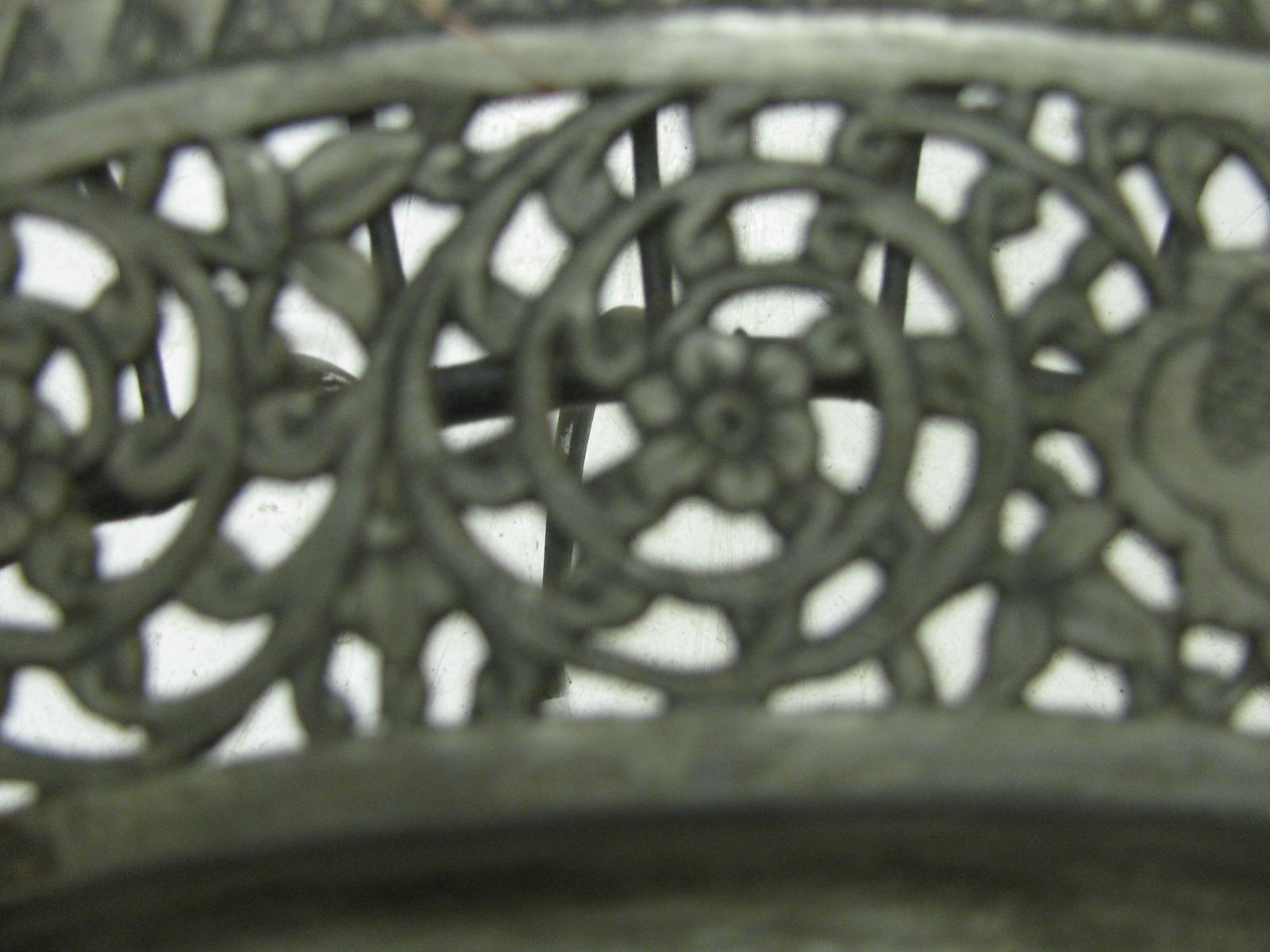 Tribal Plateau réticulé turc fabriqué à la main sur base de table d'appoint, mi-siècle moderne en vente