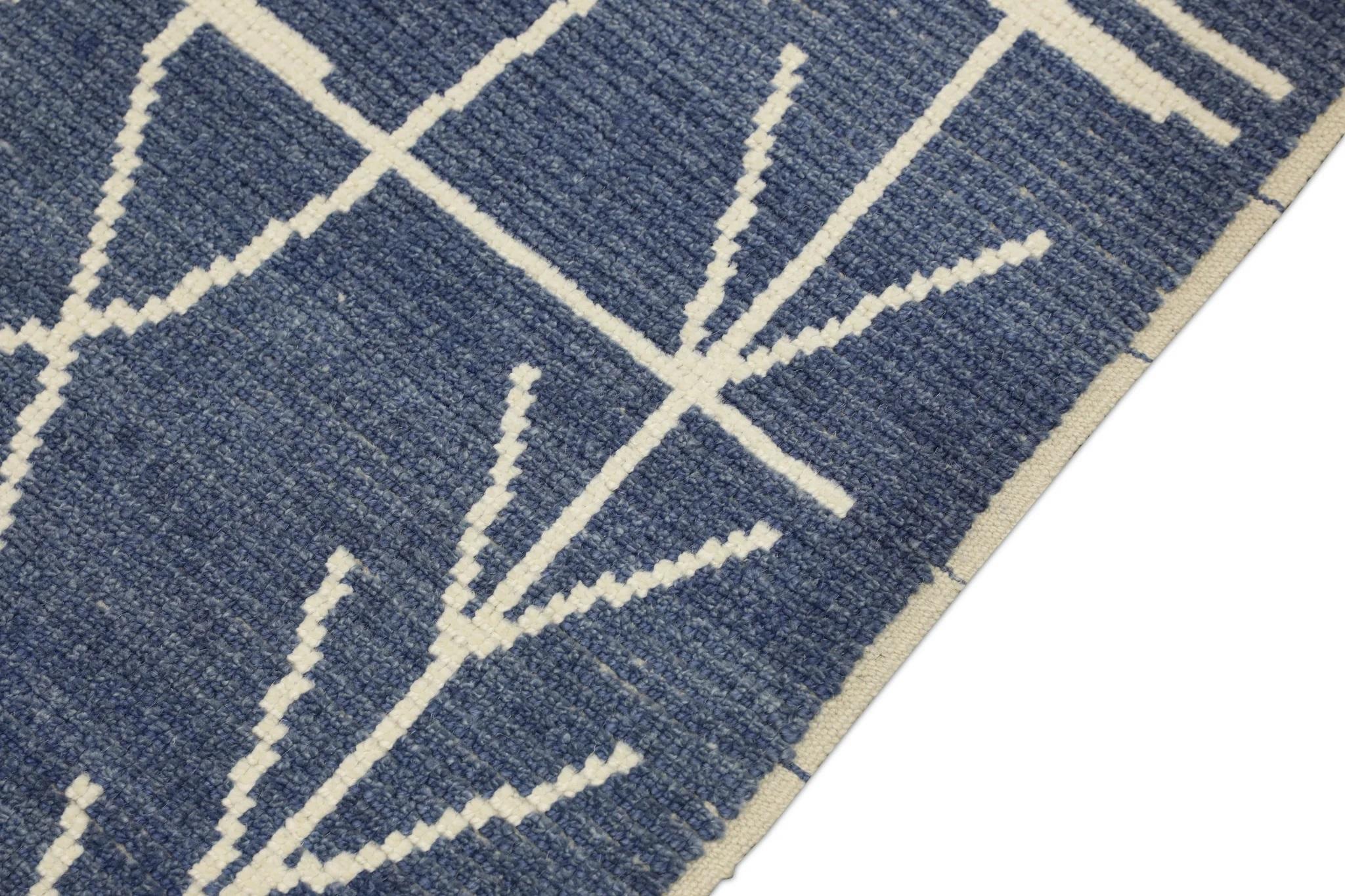 Türkischer handgefertigter moderner Teppich in Blau und Weiß, geometrisch, 2'10