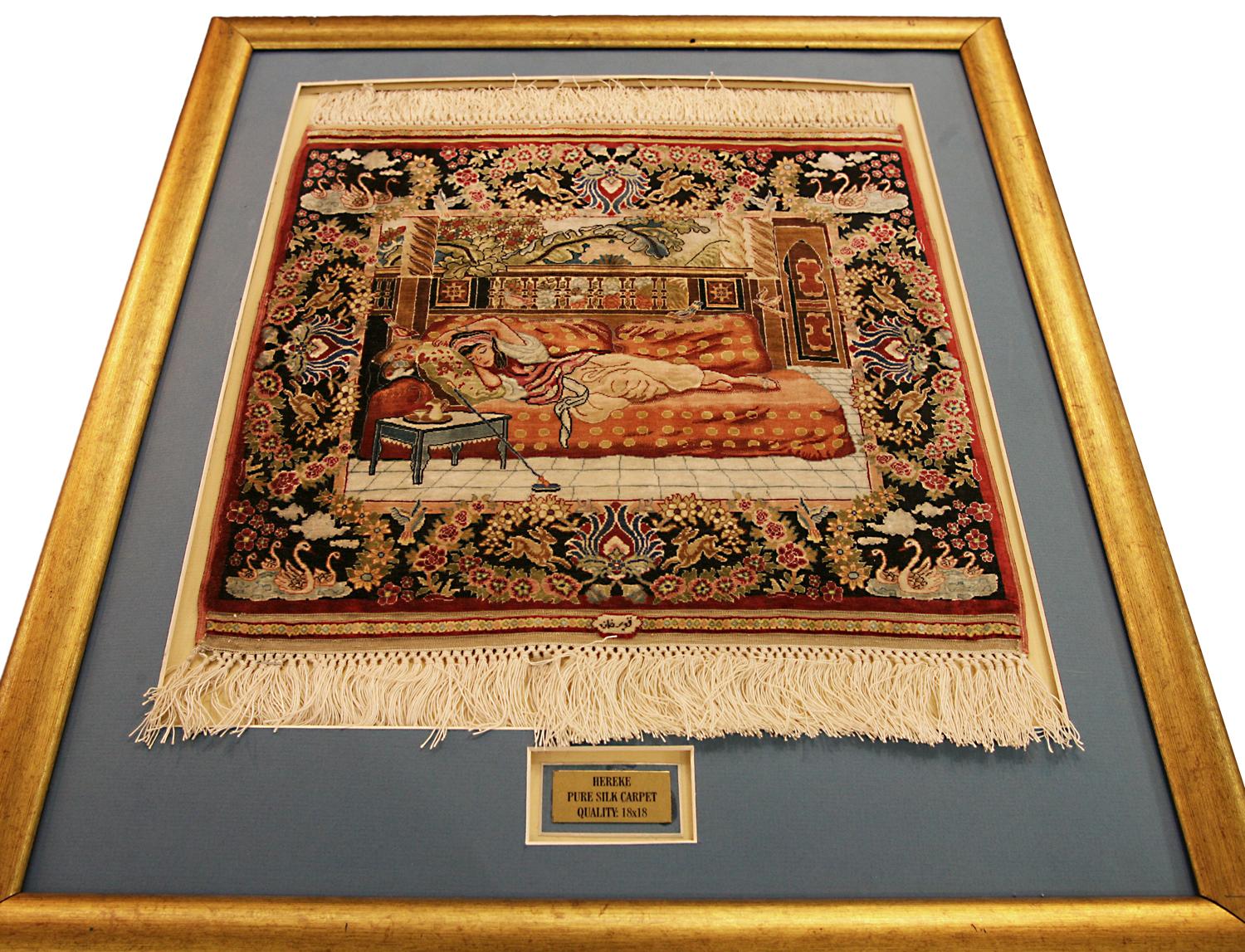 Il s'agit d'un très beau tapis en soie Hereke tissé en Turquie au cours du dernier quart du 20e siècle, vers les années 1970-2000. Il mesure 36 x 32 cm. 
Ce tapis pictural a un tissage 18x18, ce qui signifie qu'il comporte 18 nœuds verticalement et