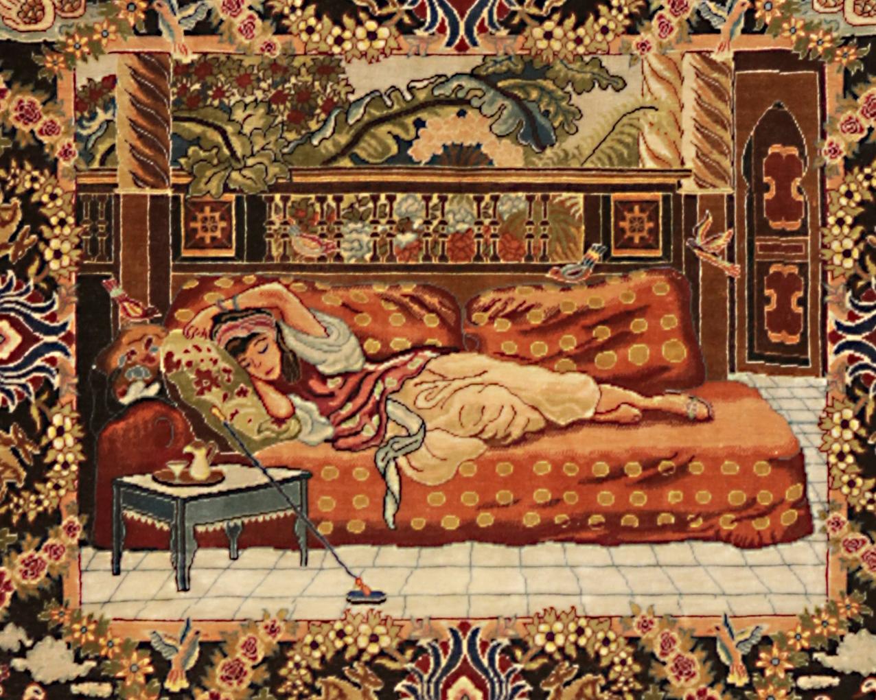 Noué à la main Tapis turc en soie avec motif de femme Hereke reposant sur une chaise et d'une pochette de salon, 1970-2000 en vente