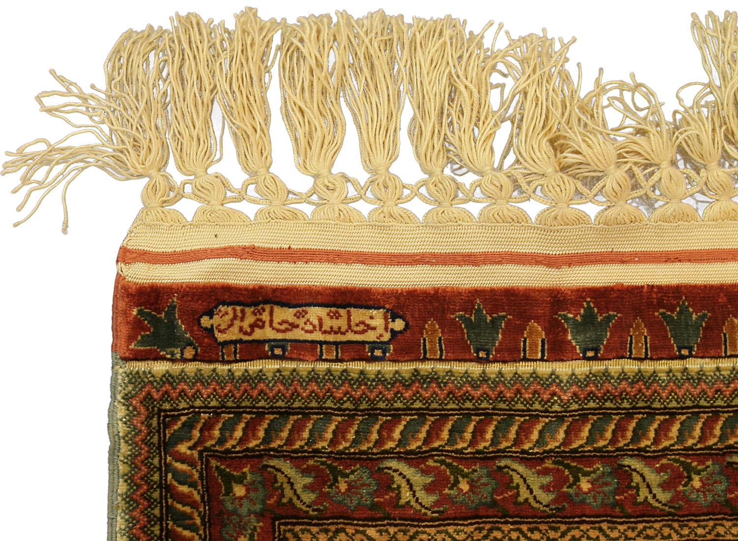 Dies ist ein türkischer Hereke-Teppich mit Seiden- und Metallfäden, der zu Beginn des 21. Jahrhunderts in der Türkei gewebt wurde (ca. 2000-2010) und 135 x 89 cm groß ist. Das Design besteht aus zwei Säulen mit drei sich wiederholenden Medaillons,