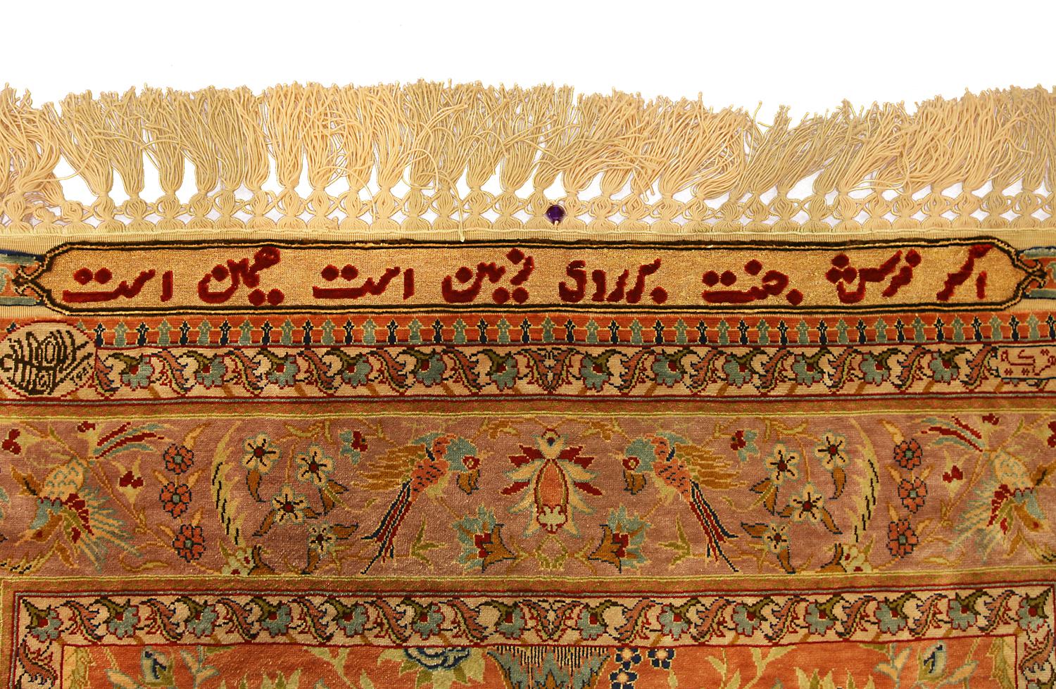 Il s'agit d'un tapis Hereke en soie et métal tissé en Turquie au début du 21e siècle, vers 2000-2010. Ses dimensions sont de 120 x 103 cm. Le champ est orné d'un motif floral sur tout le pourtour, avec un vase central contenant des fleurs épanouies,