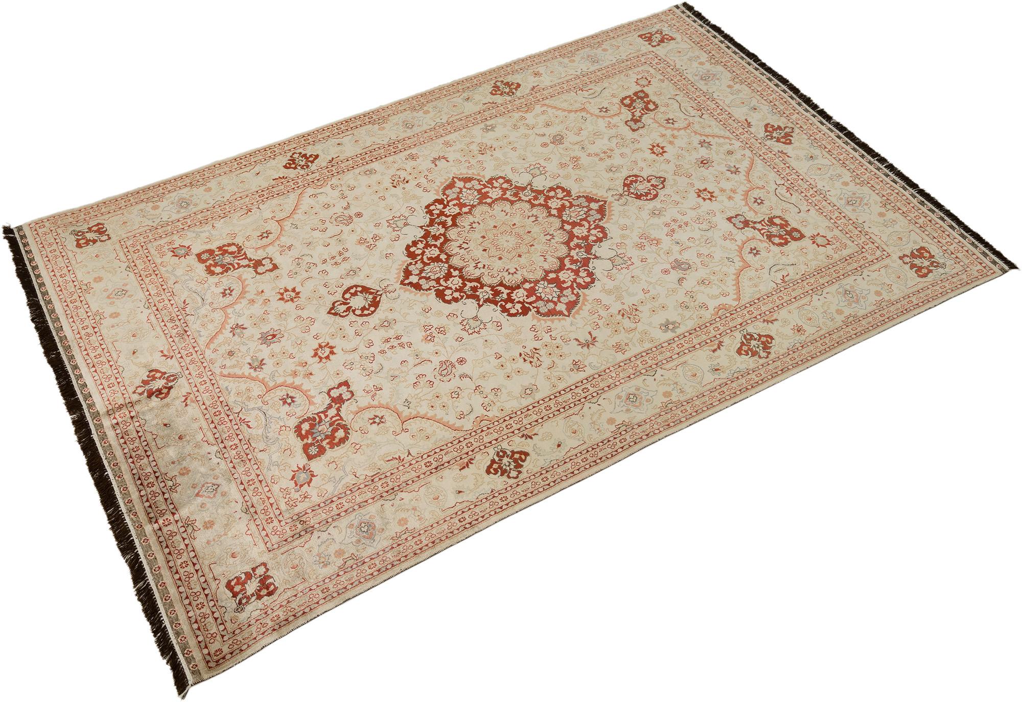 Türkischer Istanbul Seidenteppich, handgeknüpft, 6,2 × 4 Fuß - Elfenbein, Rot & Beige (Handgeknüpft) im Angebot