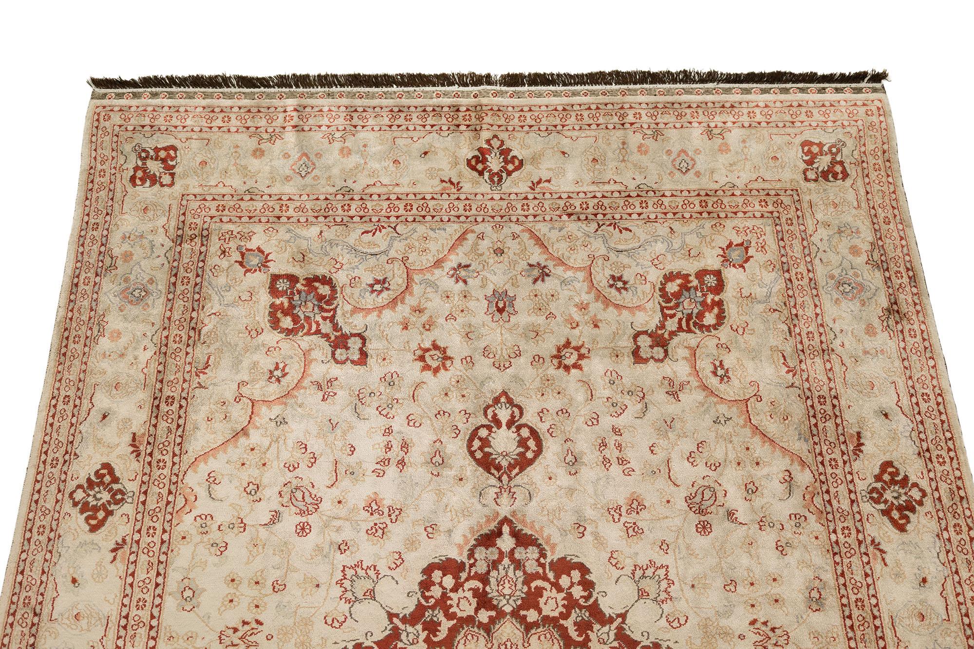 Türkischer Istanbul Seidenteppich, handgeknüpft, 6,2 × 4 Fuß - Elfenbein, Rot & Beige im Zustand „Hervorragend“ im Angebot in North Bergen, NJ