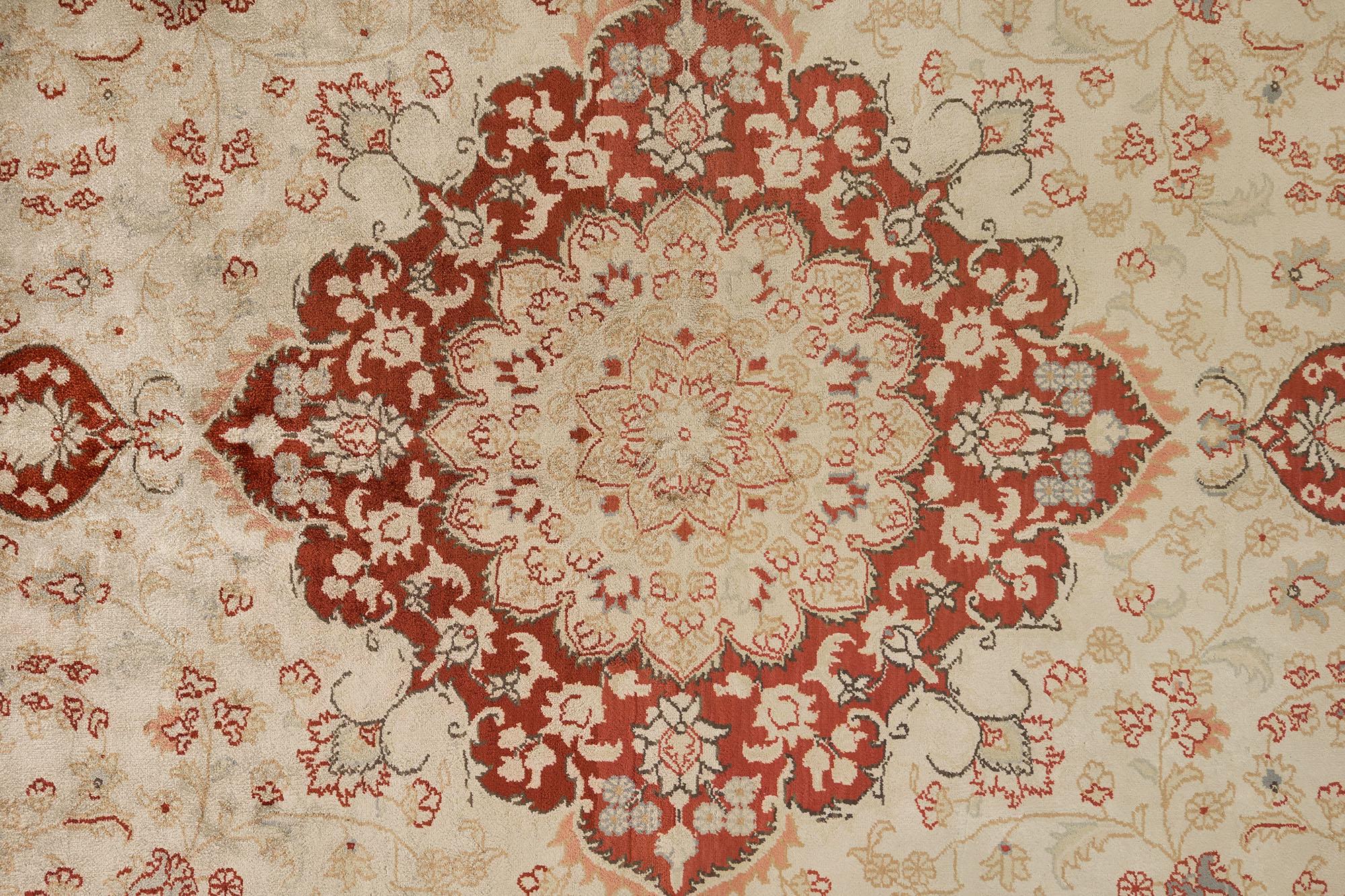 Türkischer Istanbul Seidenteppich, handgeknüpft, 6,2 × 4 Fuß - Elfenbein, Rot & Beige (20. Jahrhundert) im Angebot