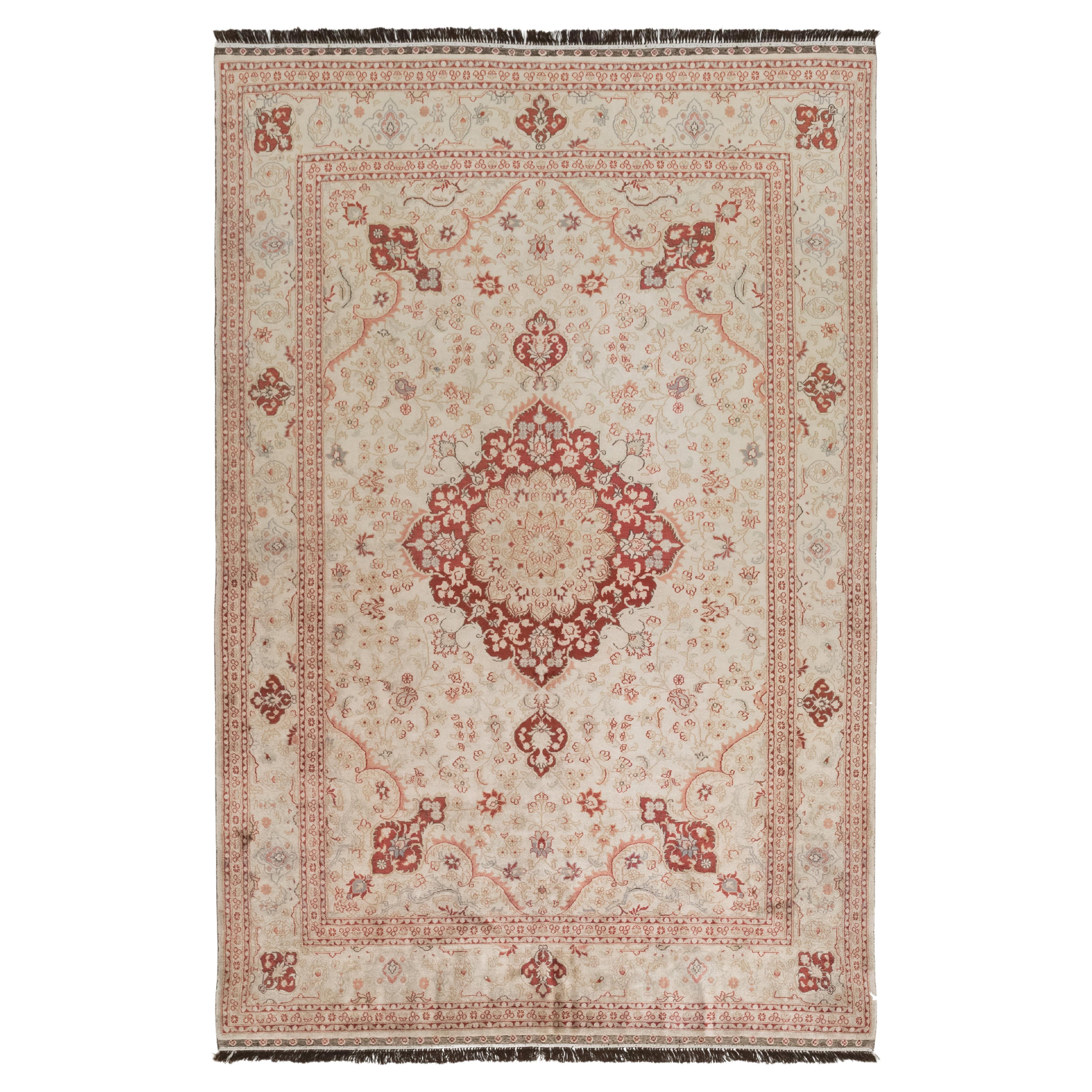 Türkischer Istanbul Seidenteppich, handgeknüpft, 6,2 × 4 Fuß - Elfenbein, Rot 
Beige im Angebot