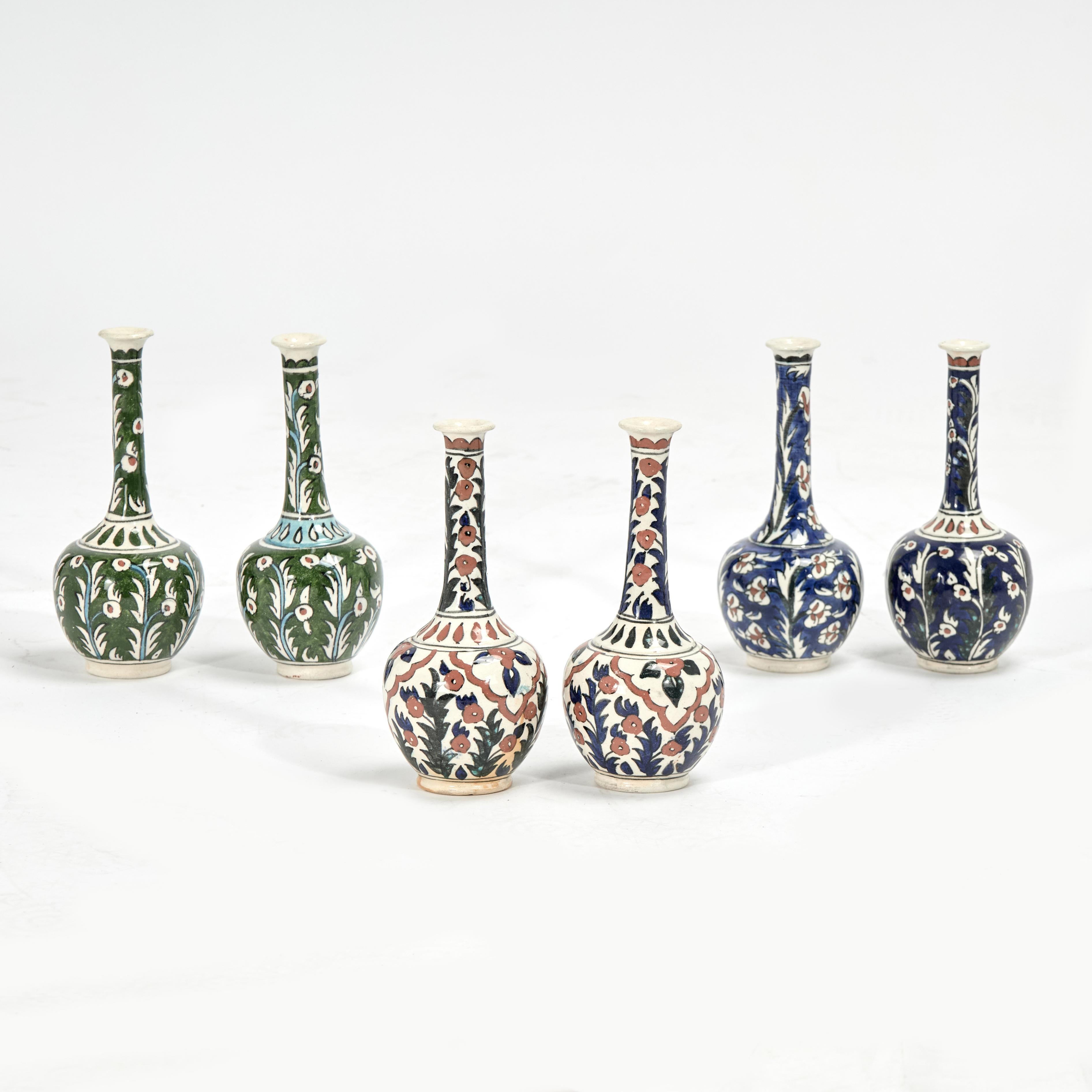 Vases en faïence turque de style Iznik, fabriqués à la main selon la forme mauresque classique et décorés de motifs floraux aux couleurs méditerranéennes et émaillés selon des techniques vieilles de plusieurs siècles. Les prix sont fixés à l'unité.