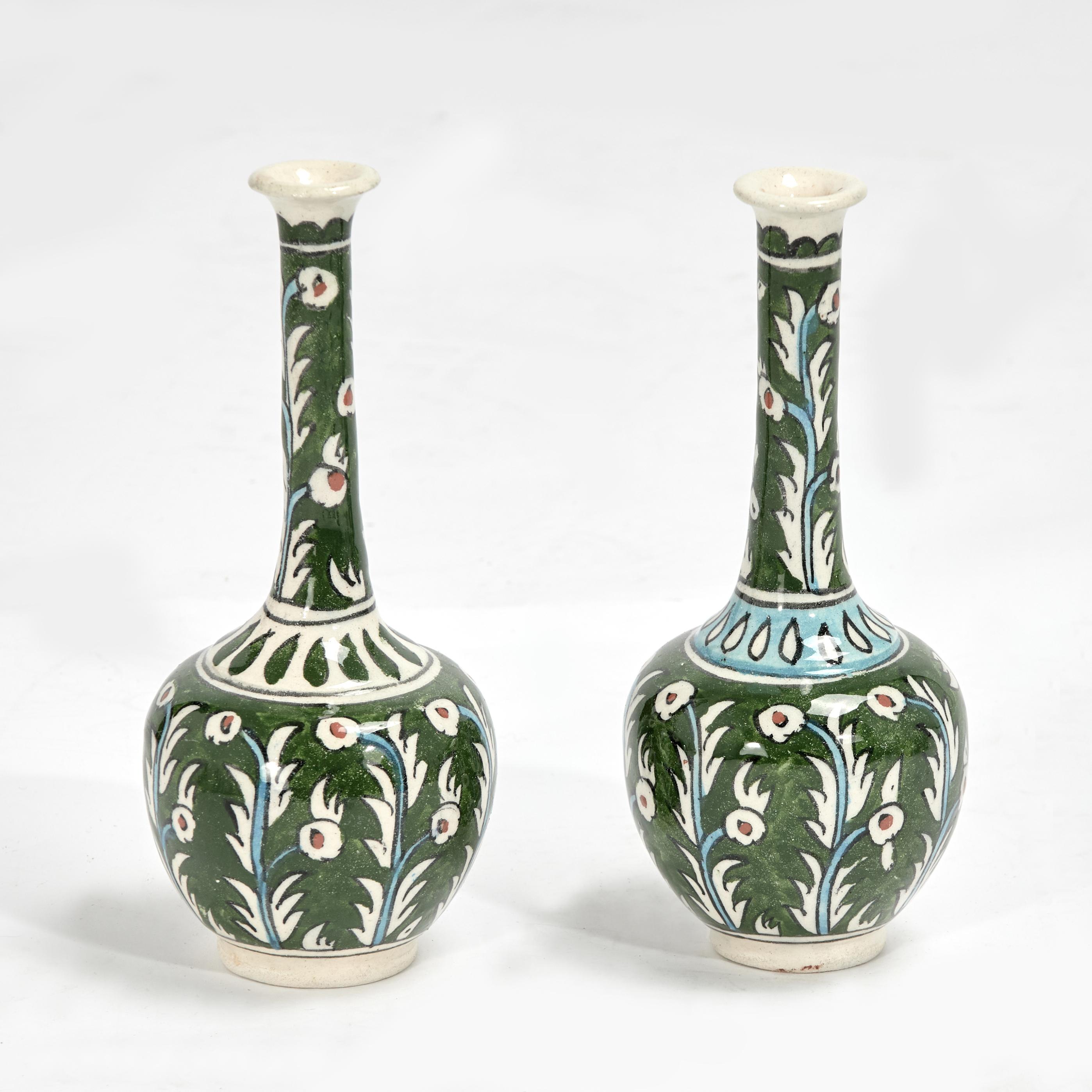 Mauresque Vases-bouteilles ou vases-bourgeons en poterie émaillée de style Iznic turc, vendus à l'unité en vente