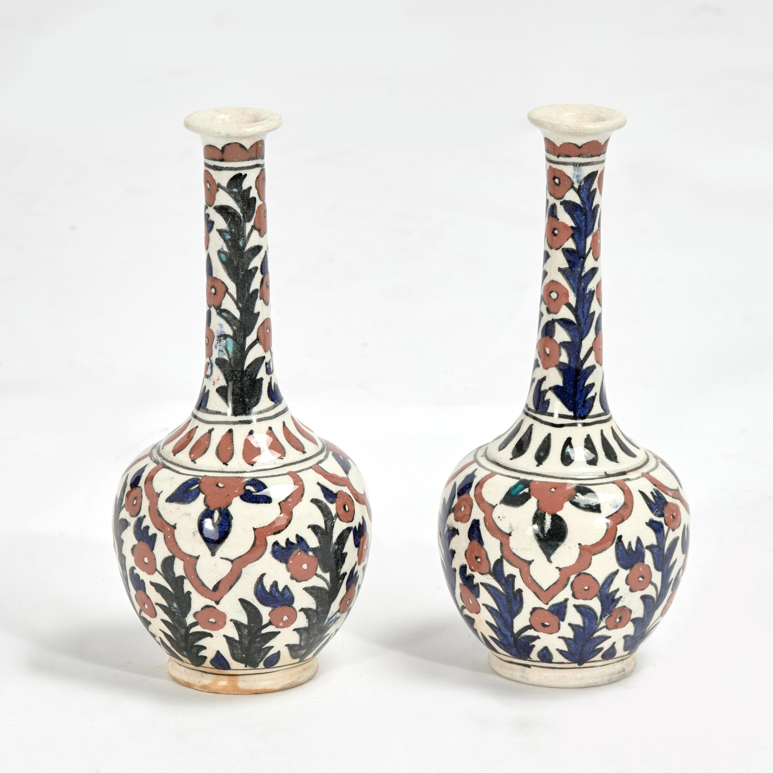 Turc Vases-bouteilles ou vases-bourgeons en poterie émaillée de style Iznic turc, vendus à l'unité en vente