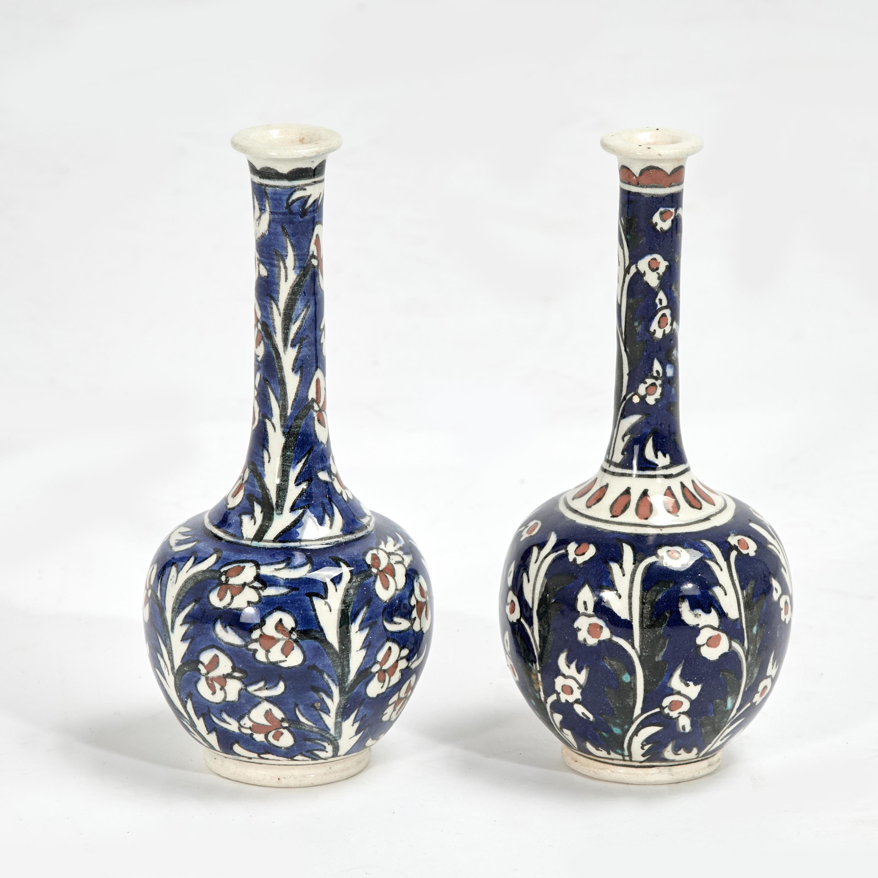 Vernissé Vases-bouteilles ou vases-bourgeons en poterie émaillée de style Iznic turc, vendus à l'unité en vente