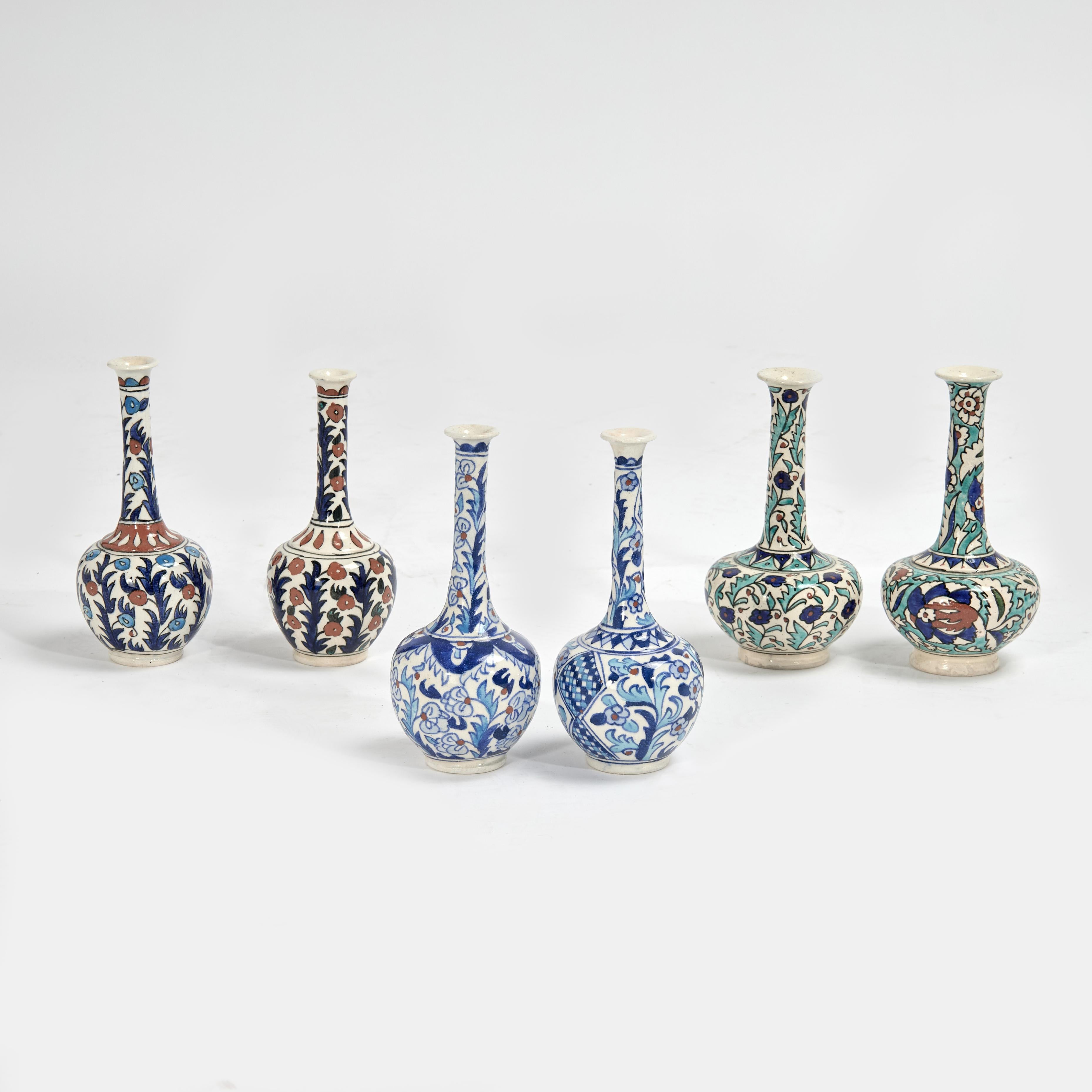 Vases-bouteilles ou vases-bourgeons en poterie émaillée de style Iznic turc, vendus à l'unité Bon état - En vente à Palm Beach, FL