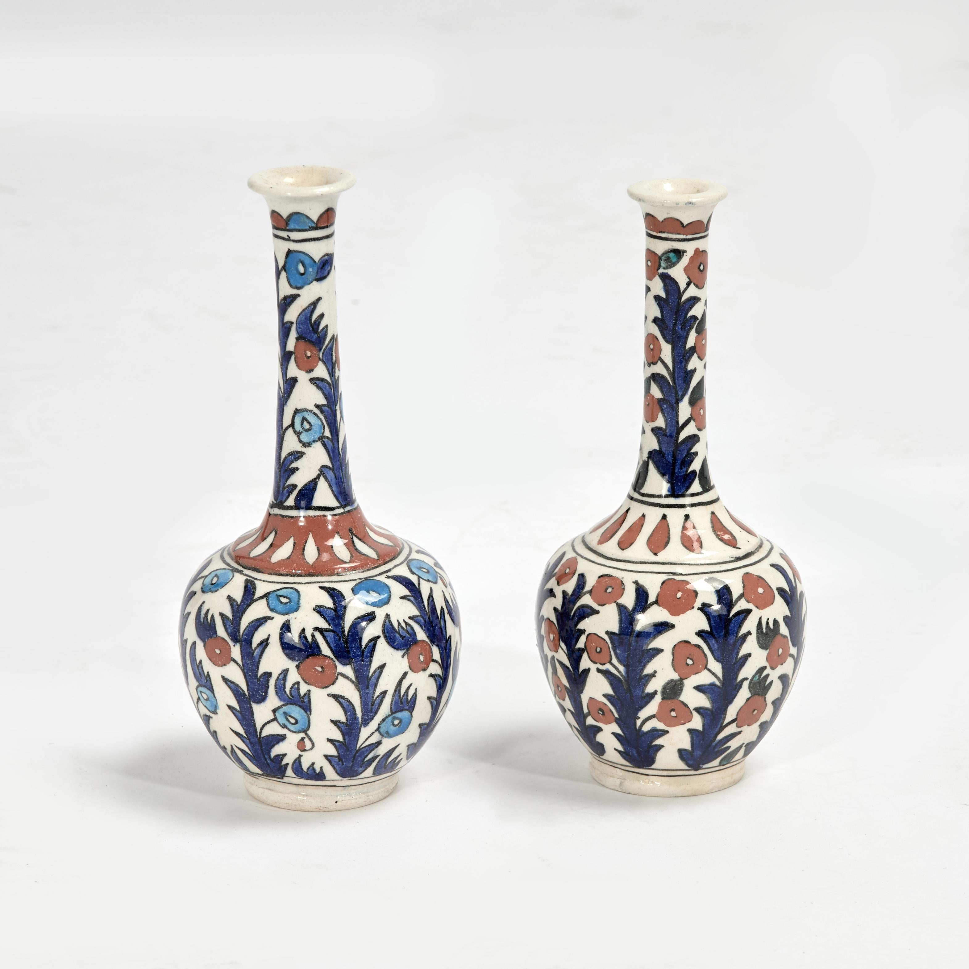 20ième siècle Vases-bouteilles ou vases-bourgeons en poterie émaillée de style Iznic turc, vendus à l'unité en vente