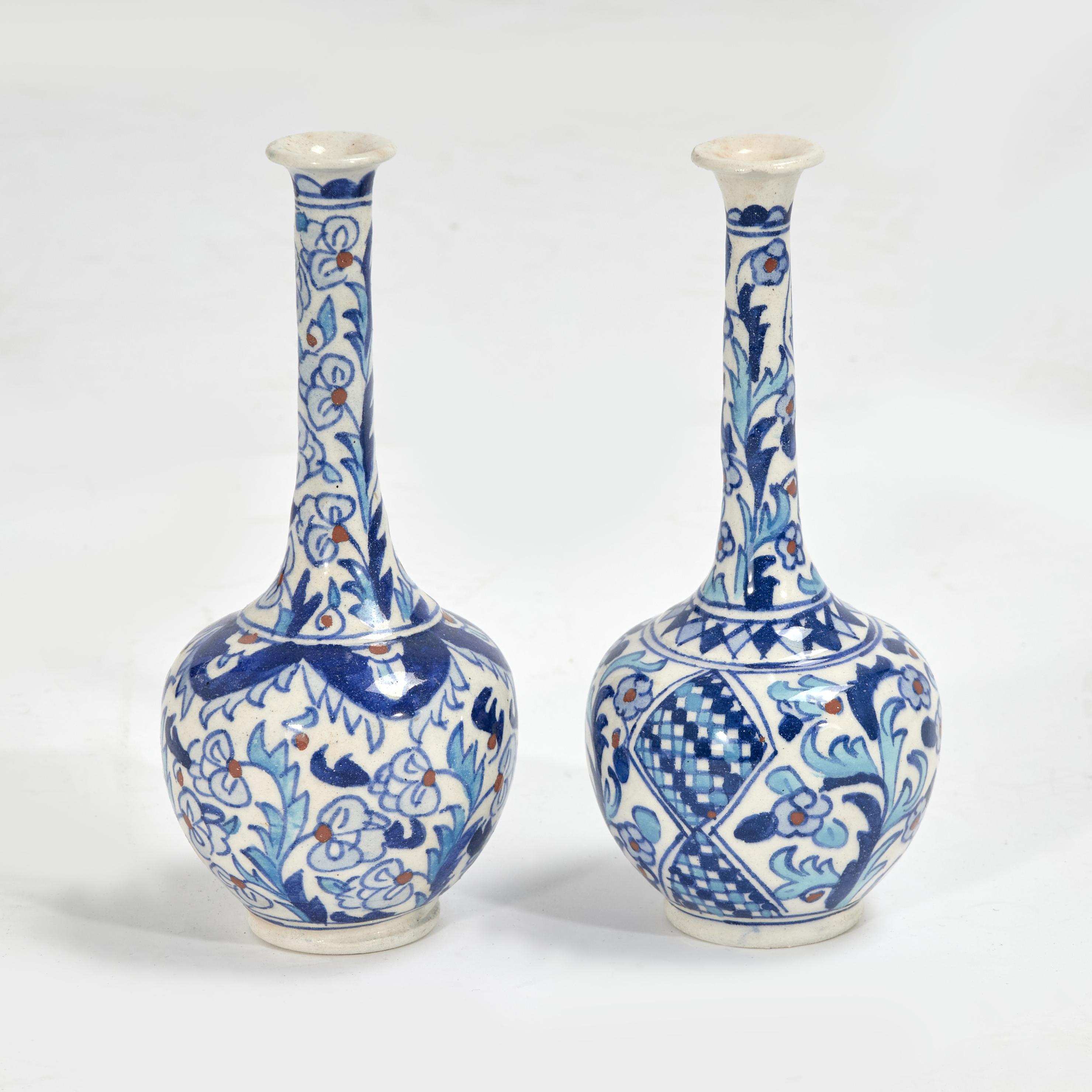 Poterie Vases-bouteilles ou vases-bourgeons en poterie émaillée de style Iznic turc, vendus à l'unité en vente