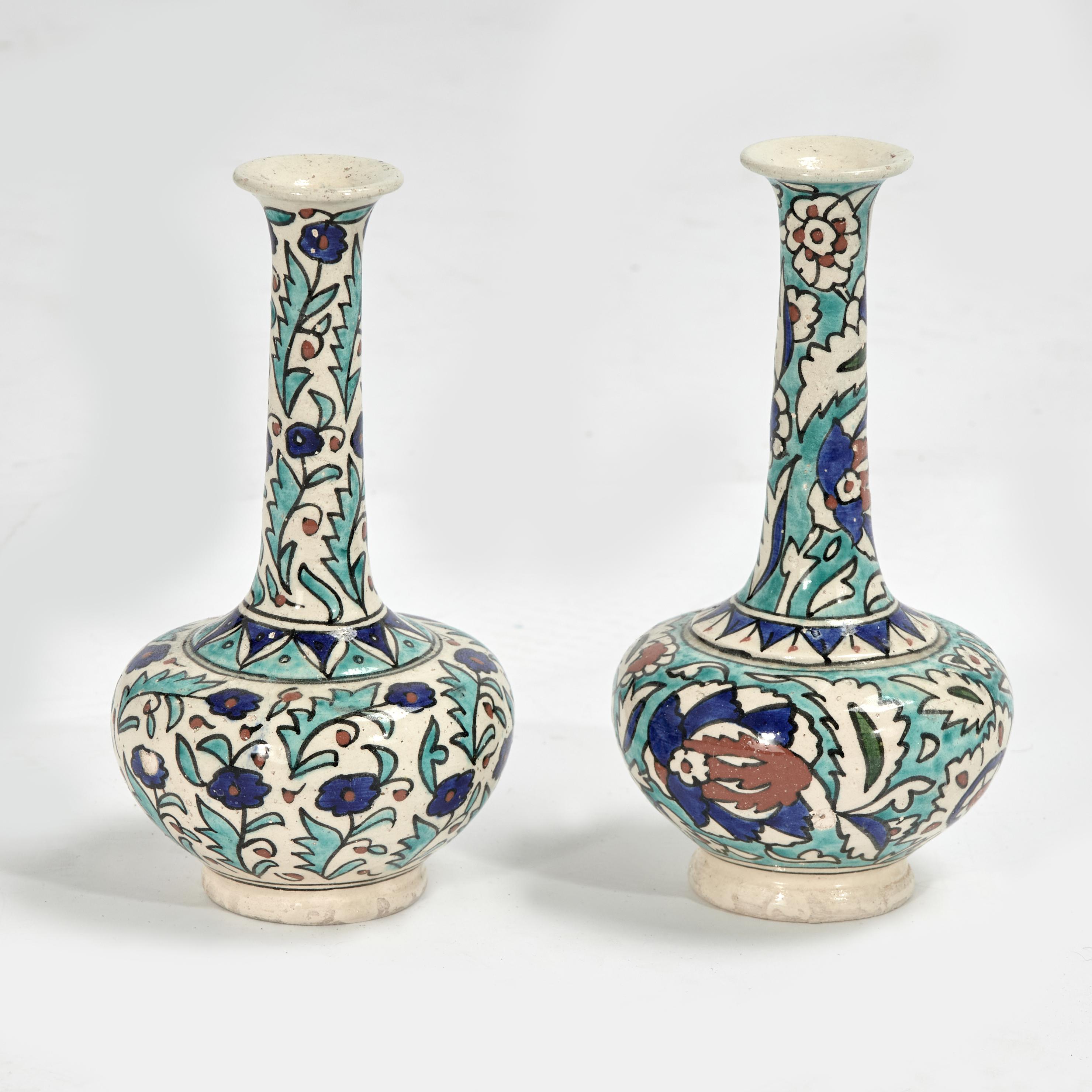 Vases-bouteilles ou vases-bourgeons en poterie émaillée de style Iznic turc, vendus à l'unité en vente 1