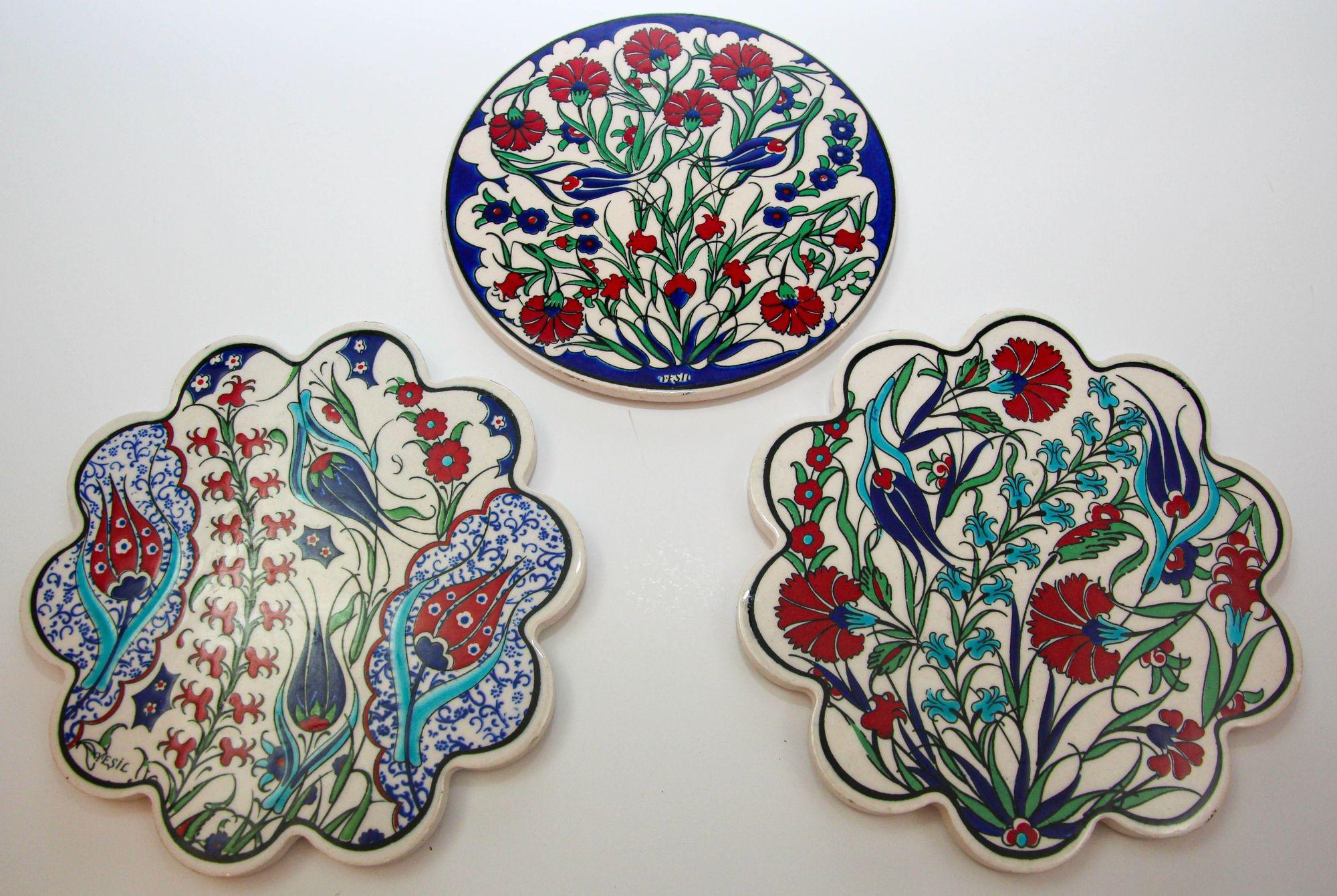 Handcrafted Turkish Iznik Style Ceramic Tiles.
Decorative handmade Kutahya Turkey Islamic tiles using traditional craftsmanship.
Handcrafted and Handmade after the original Iznik Arabesque Tiles At Topkapi Palace in Istanbul city, Turkey.
Turkish