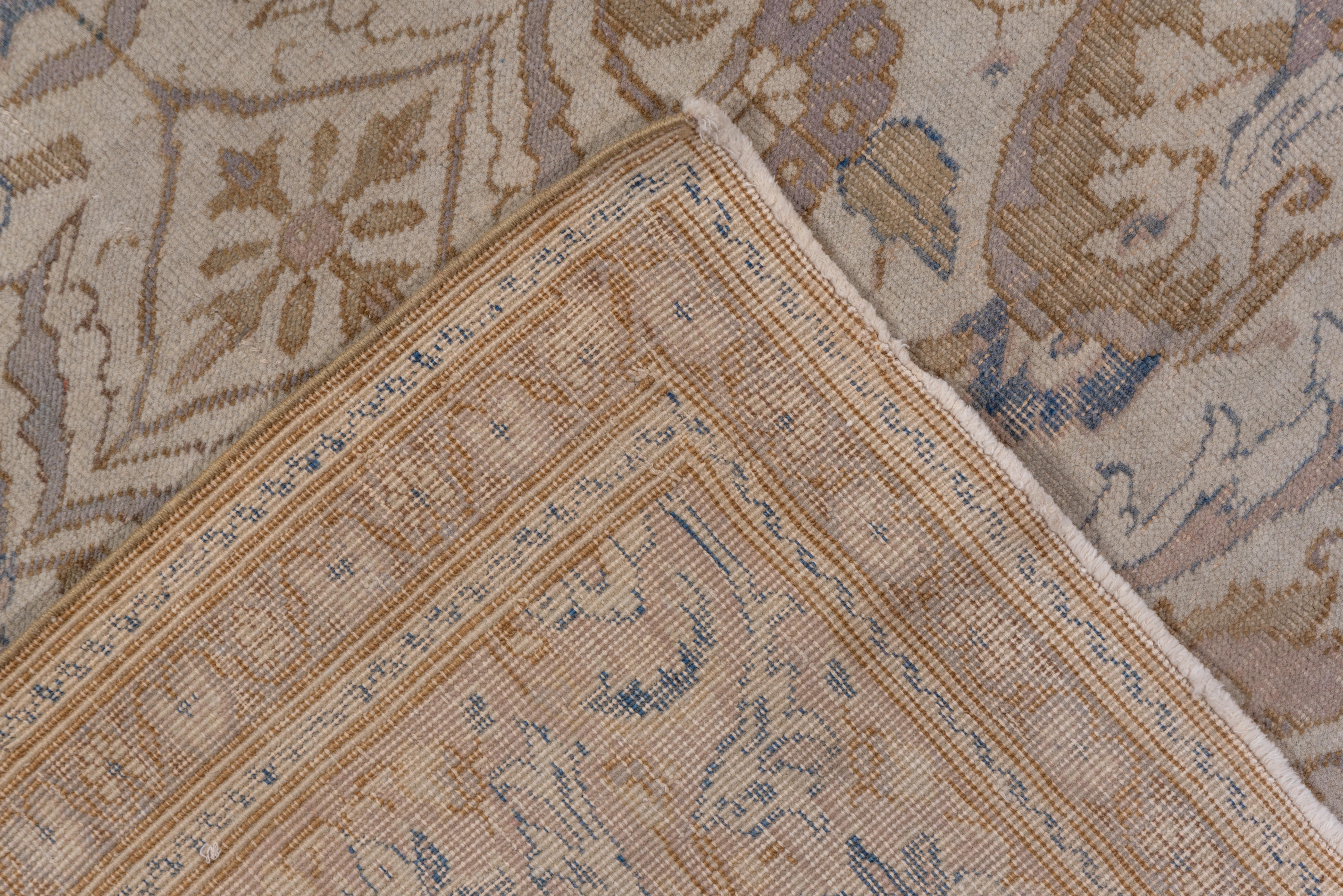 Des feuilles d'acanthe bleu pâle, vert pâle et chamois clair sont disposées en deux colonnes sur le champ écru de ce tapis de ville de Turquie orientale presque ton sur ton. Bordure principale de la Palmette.
  