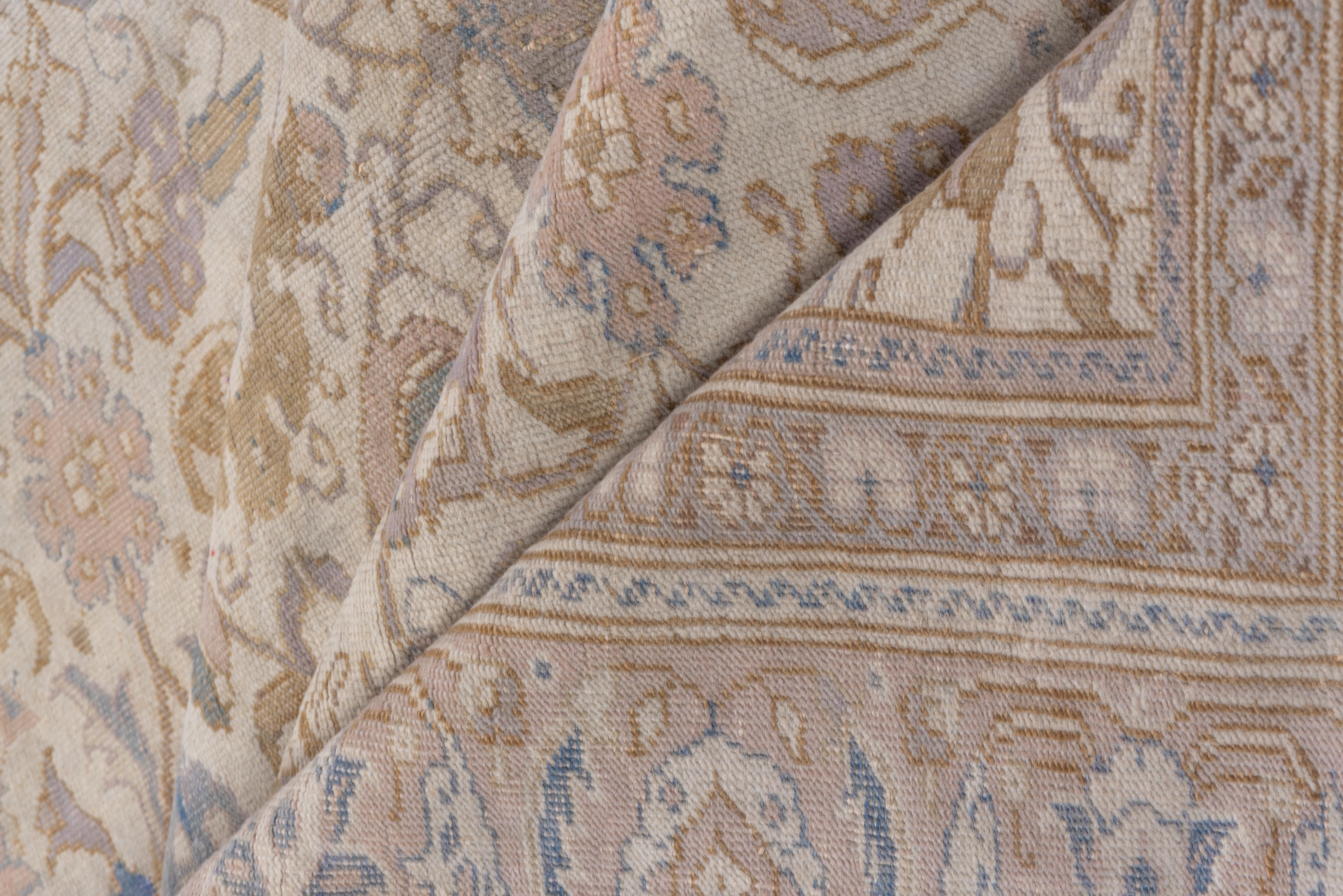 Türkischer Kaisary-Teppich, graues Allover-Feld, weiche Palette, helle Farben (Stammeskunst) im Angebot