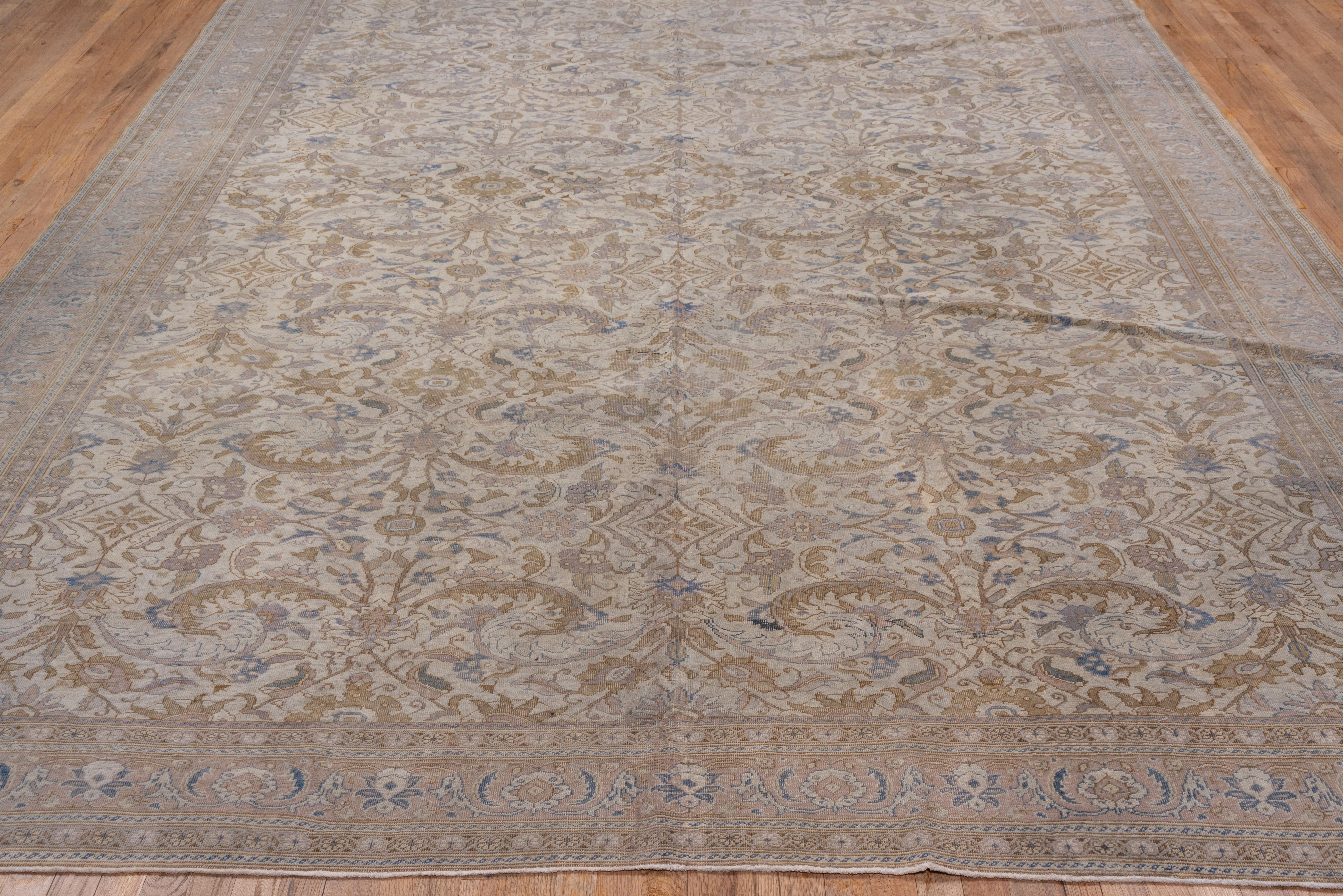 Türkischer Kaisary-Teppich, graues Allover-Feld, weiche Palette, helle Farben (Handgeknüpft) im Angebot