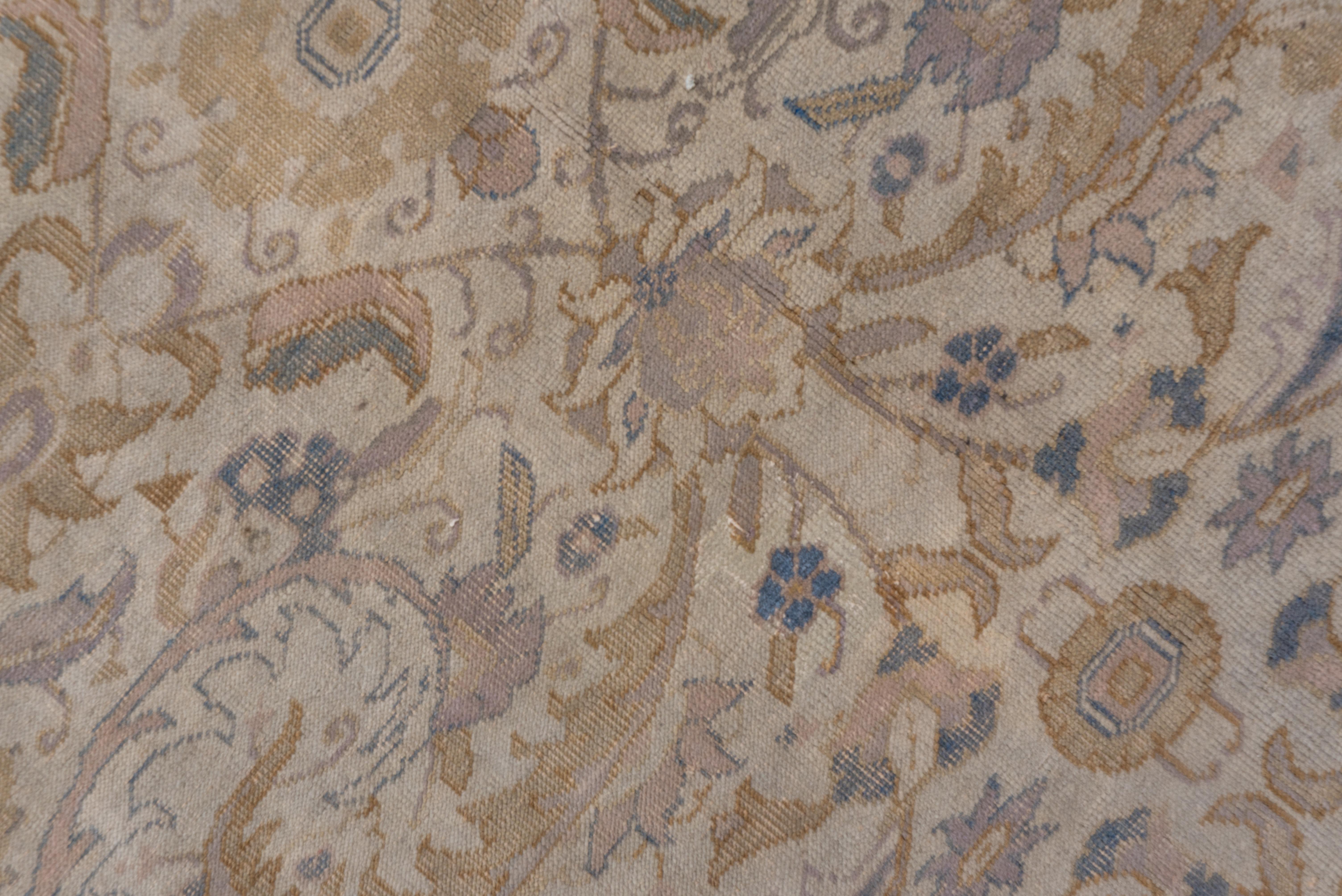 Türkischer Kaisary-Teppich, graues Allover-Feld, weiche Palette, helle Farben (Mitte des 20. Jahrhunderts) im Angebot