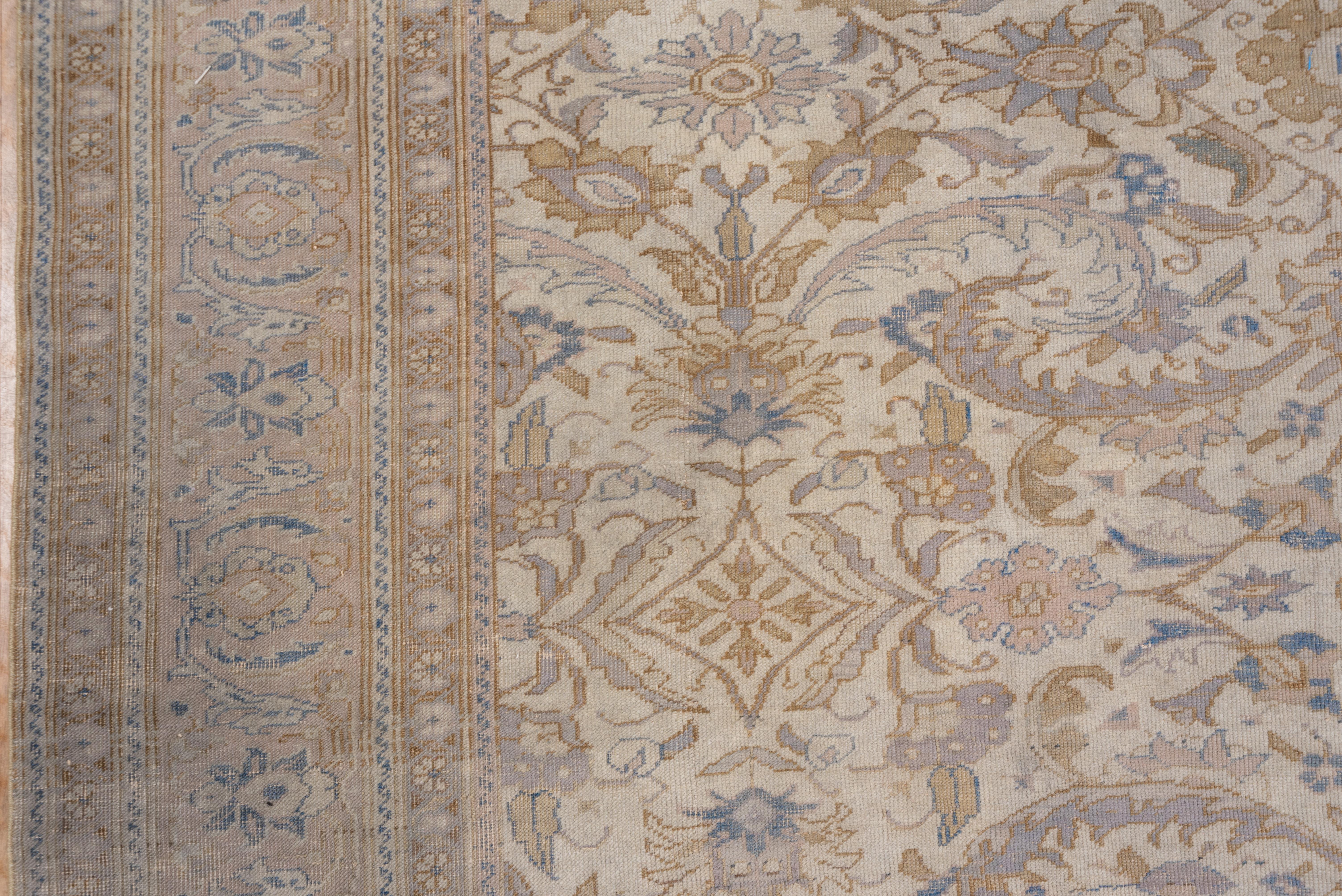 Türkischer Kaisary-Teppich, graues Allover-Feld, weiche Palette, helle Farben (Wolle) im Angebot