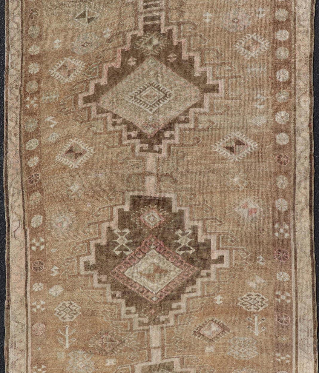 Türkischer Kars Gallery-Teppich in warmem Brown und weichen Pastellfarben 4'10 x 12'0 im Angebot 3