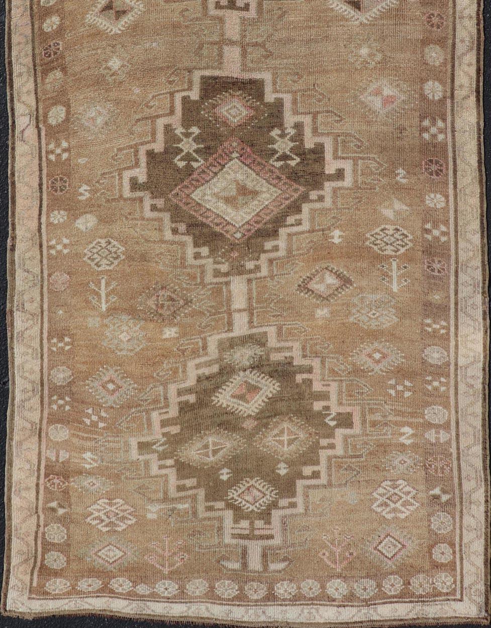 Türkischer Kars Gallery-Teppich in warmem Brown und weichen Pastellfarben 4'10 x 12'0 im Angebot 4