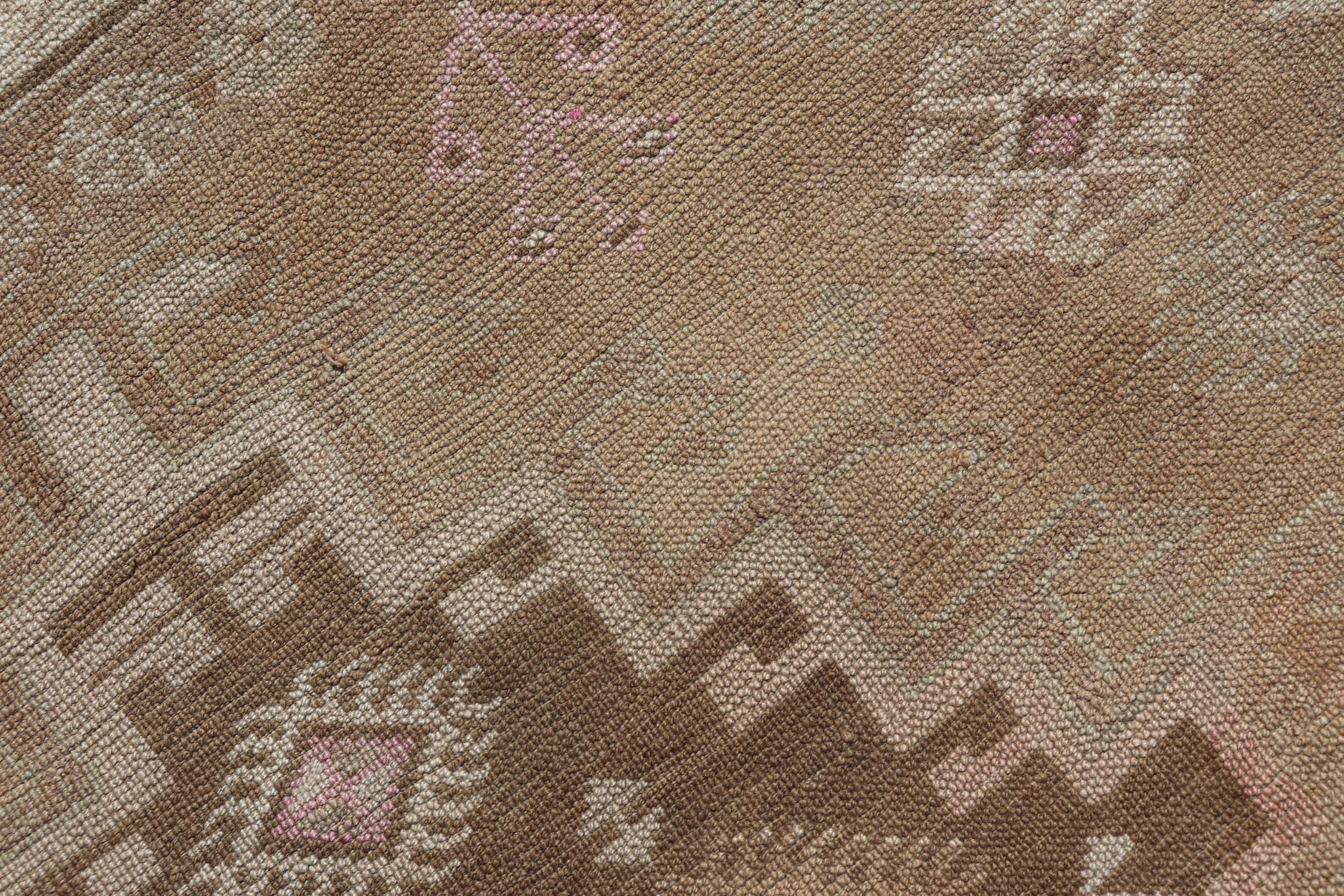 Türkischer Kars Gallery-Teppich in warmem Brown und weichen Pastellfarben 4'10 x 12'0 im Angebot 5
