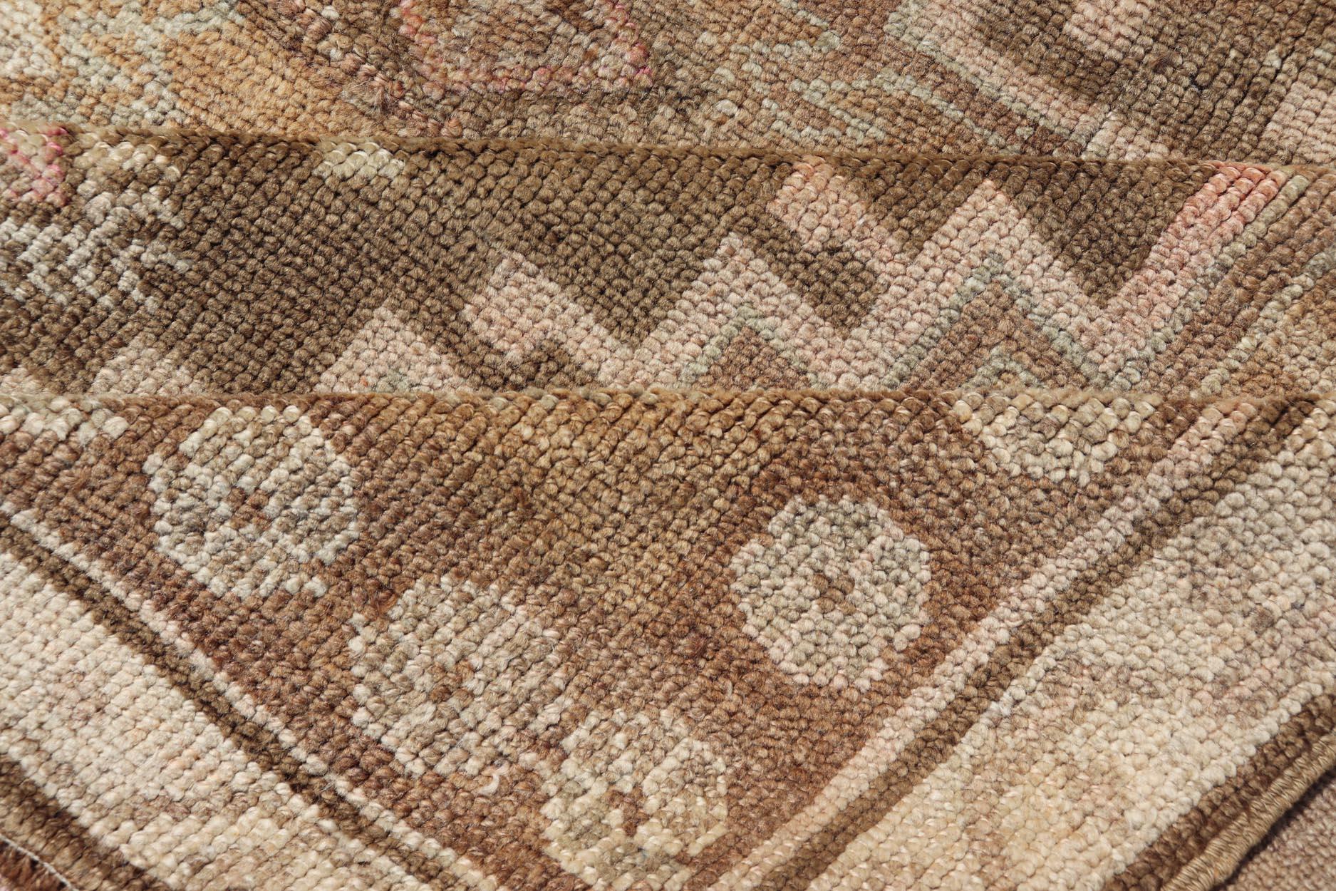 Türkischer Kars Gallery-Teppich in warmem Brown und weichen Pastellfarben 4'10 x 12'0 im Angebot 6