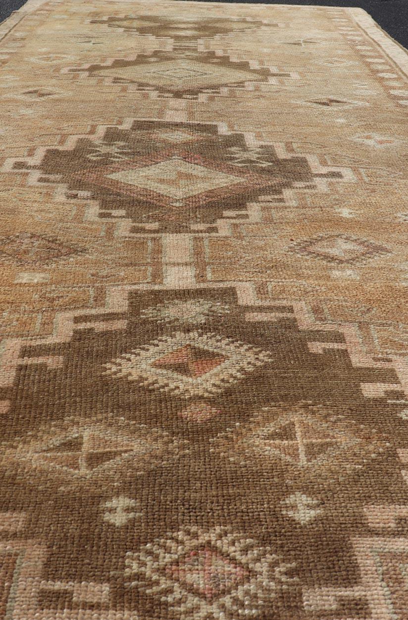 Maße: 4'10 x 12'0 
Türkischer Kars Gallery-Teppich in warmem Braun und weichen Pastellfarben 4'10 x 12'0. Keivan Woven Arts / Teppich / EN-14612 Herkunftsland / Art: Türkei / Kars

Der türkische Kars-Galerieteppich zeichnet sich durch eine warme und
