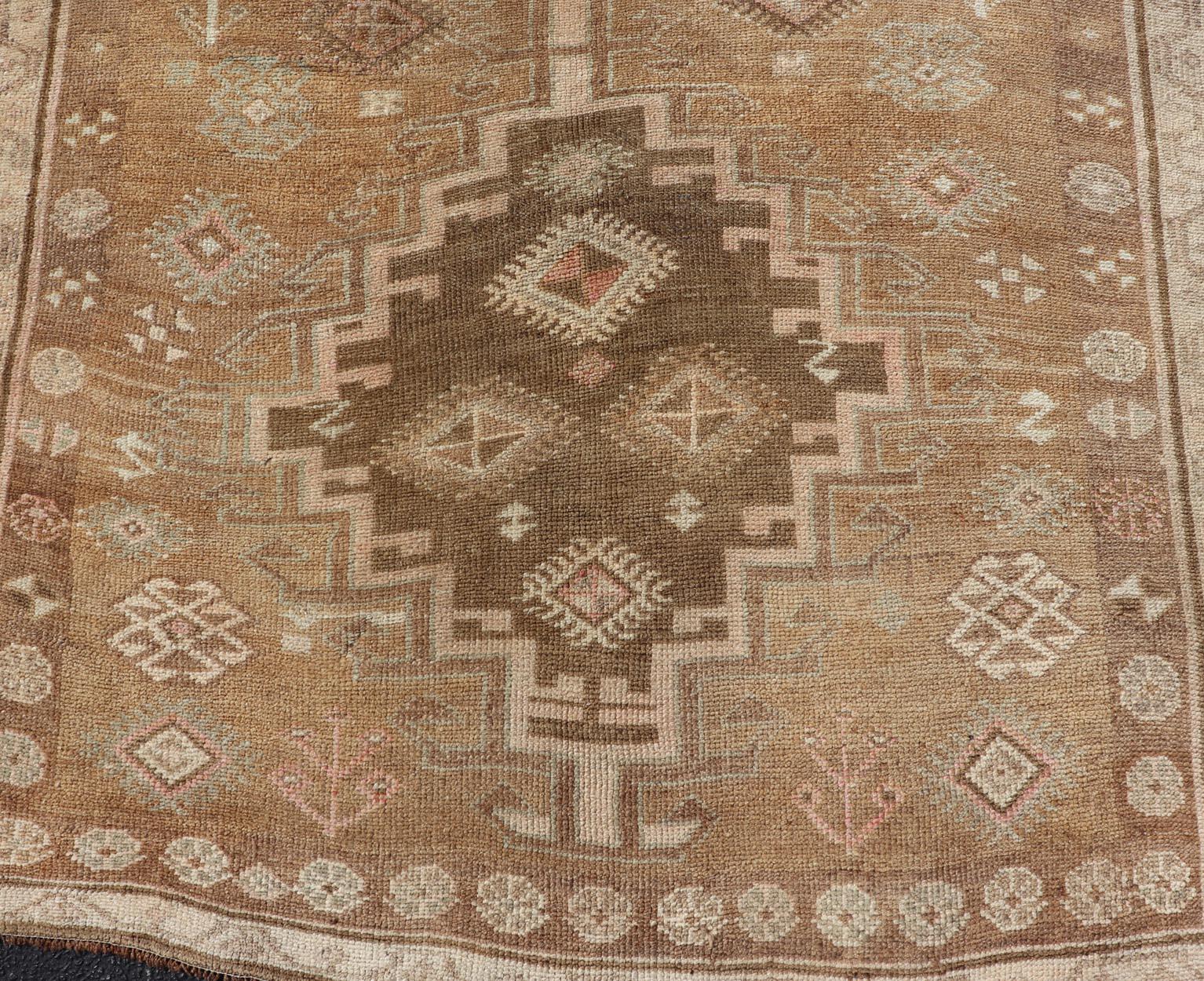 Türkischer Kars Gallery-Teppich in warmem Brown und weichen Pastellfarben 4'10 x 12'0 (Oushak) im Angebot