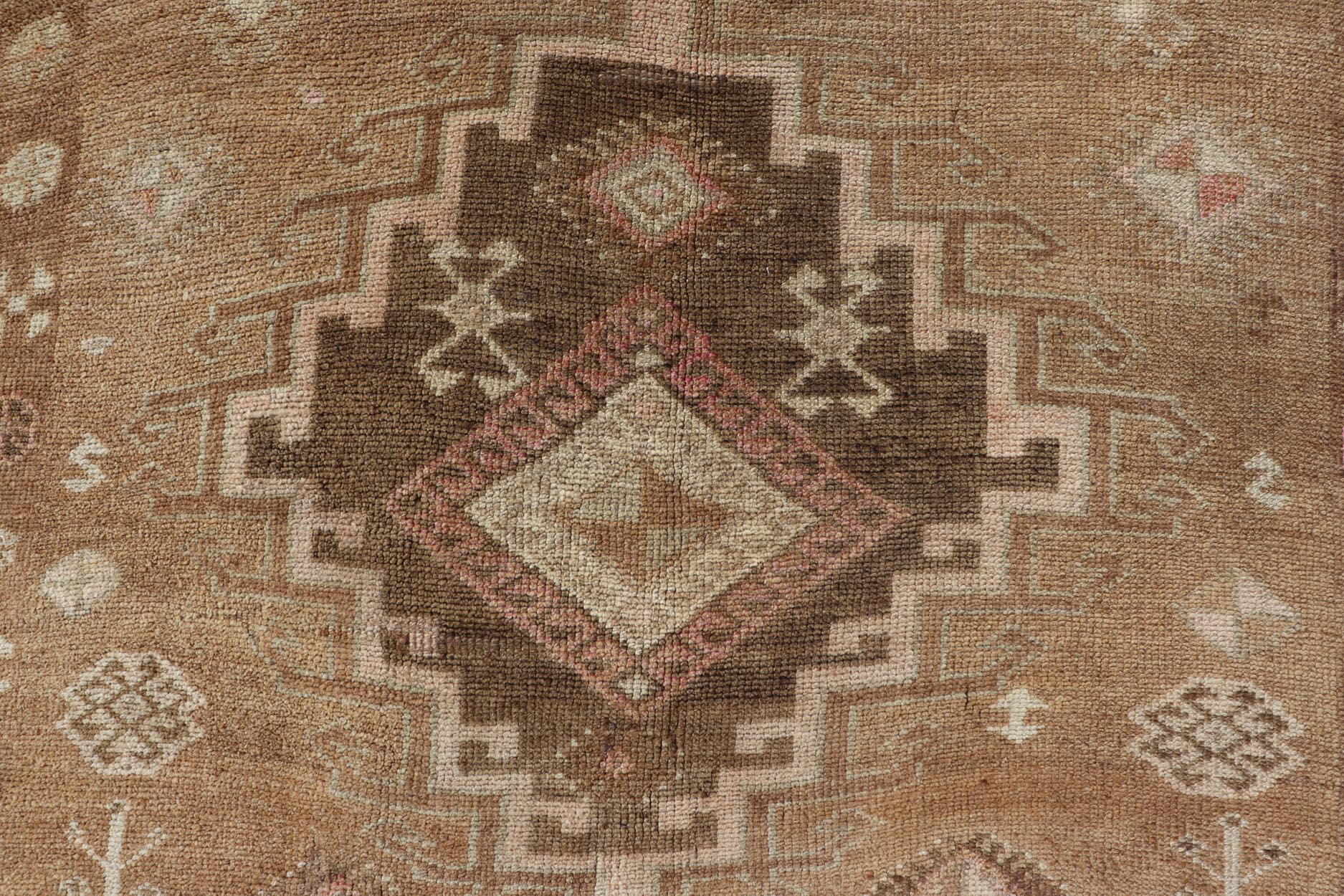 Türkischer Kars Gallery-Teppich in warmem Brown und weichen Pastellfarben 4'10 x 12'0 (Handgeknüpft) im Angebot