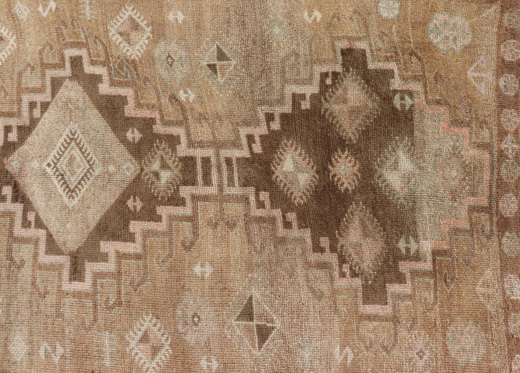 Türkischer Kars Gallery-Teppich in warmem Brown und weichen Pastellfarben 4'10 x 12'0 im Zustand „Relativ gut“ im Angebot in Atlanta, GA