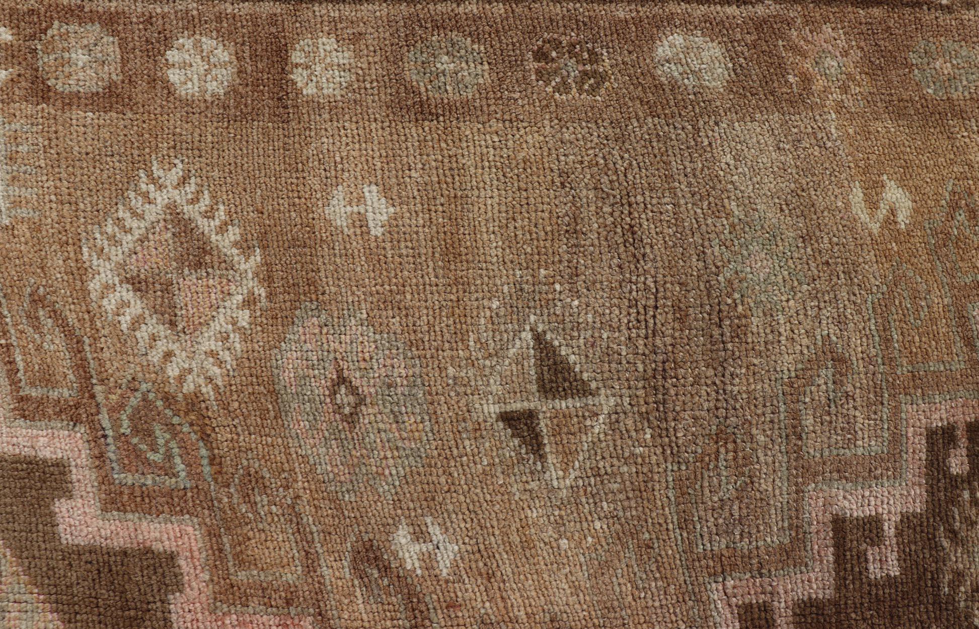 Türkischer Kars Gallery-Teppich in warmem Brown und weichen Pastellfarben 4'10 x 12'0 (20. Jahrhundert) im Angebot