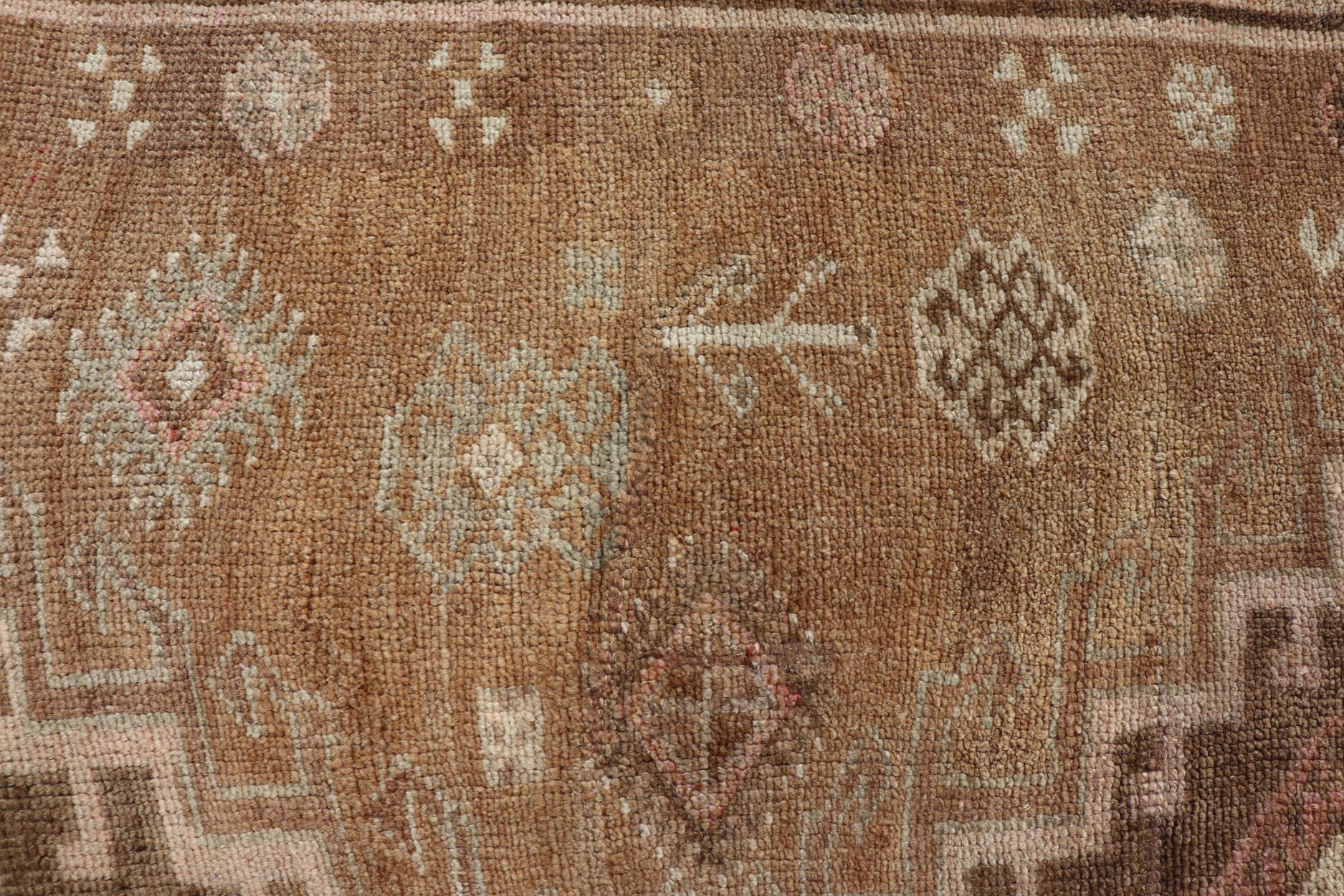 Türkischer Kars Gallery-Teppich in warmem Brown und weichen Pastellfarben 4'10 x 12'0 (Wolle) im Angebot