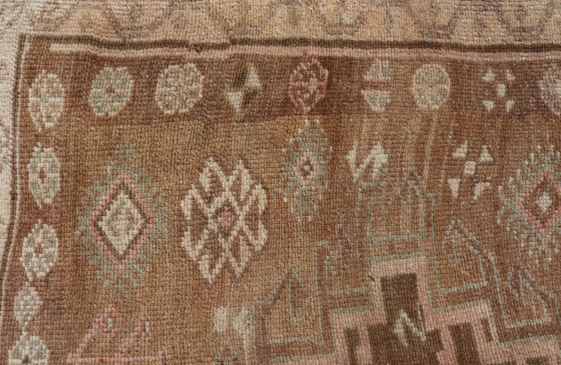 Türkischer Kars Gallery-Teppich in warmem Brown und weichen Pastellfarben 4'10 x 12'0 im Angebot 1