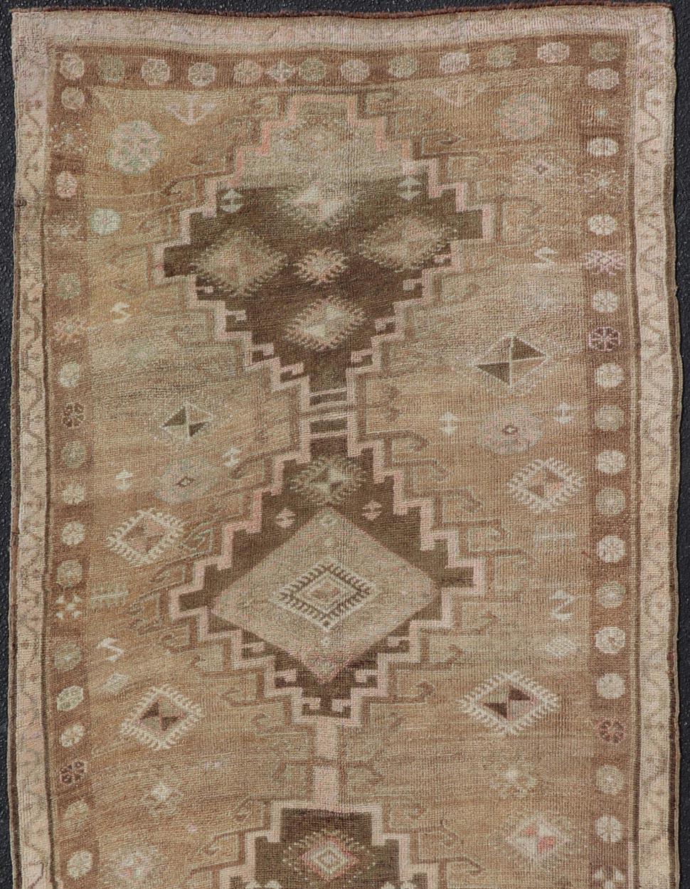 Türkischer Kars Gallery-Teppich in warmem Brown und weichen Pastellfarben 4'10 x 12'0 im Angebot 2