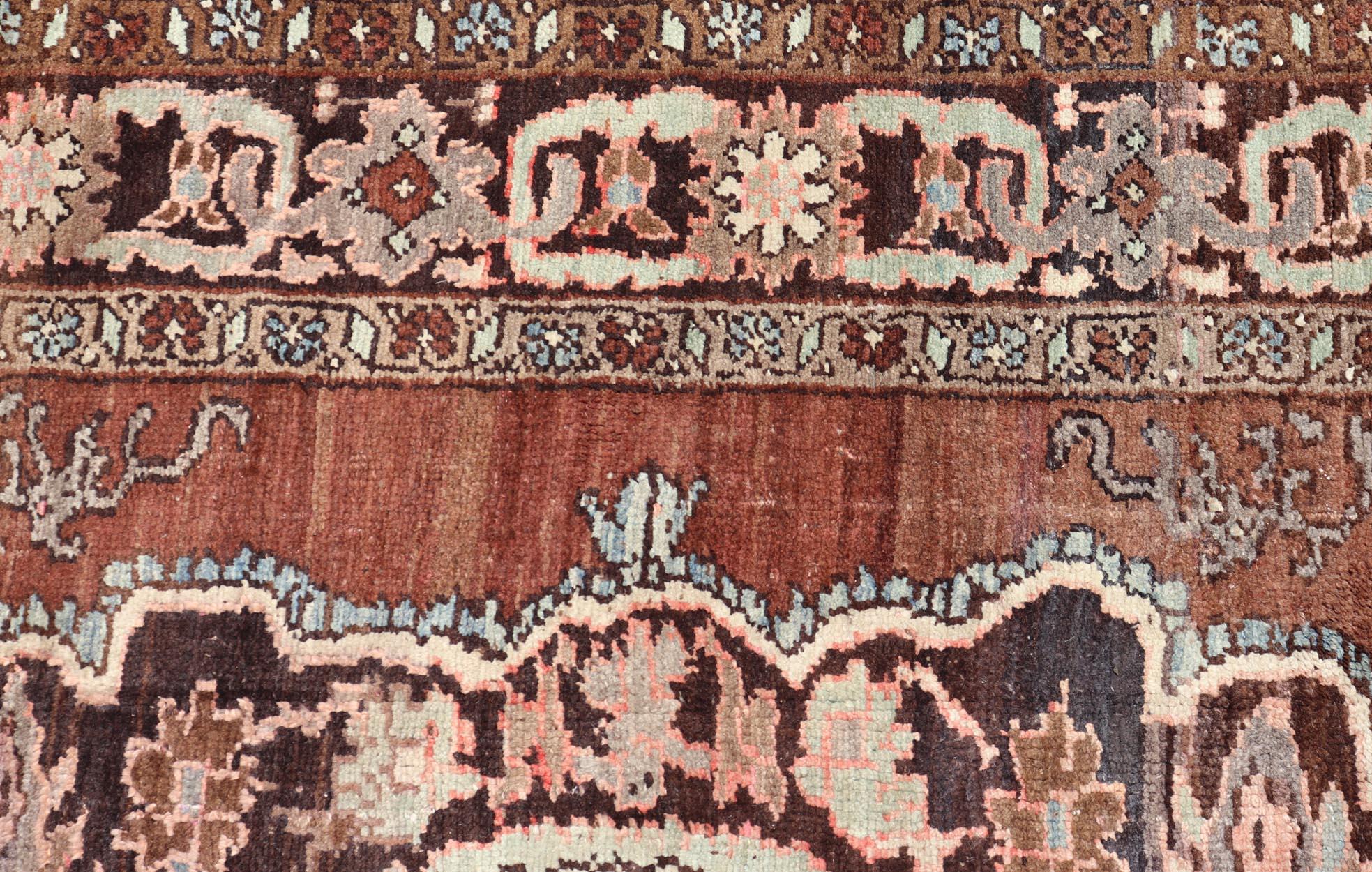 Turkish Kars Rug with Floral Medallion Design in Brown and Earthy Tones. Keivan Woven Arts / rug EN-141324, country of origin / type: Turkey / Oushak, circa mid-20th Century.
Measures: 8'8'' x 12'8''.
This beautiful Turkish carpet features an