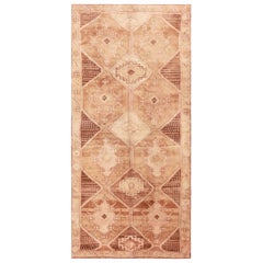 Türkischer Kars Vintage-Teppich.  6 Fuß 2 Zoll x 13 Fuß 5 Zoll