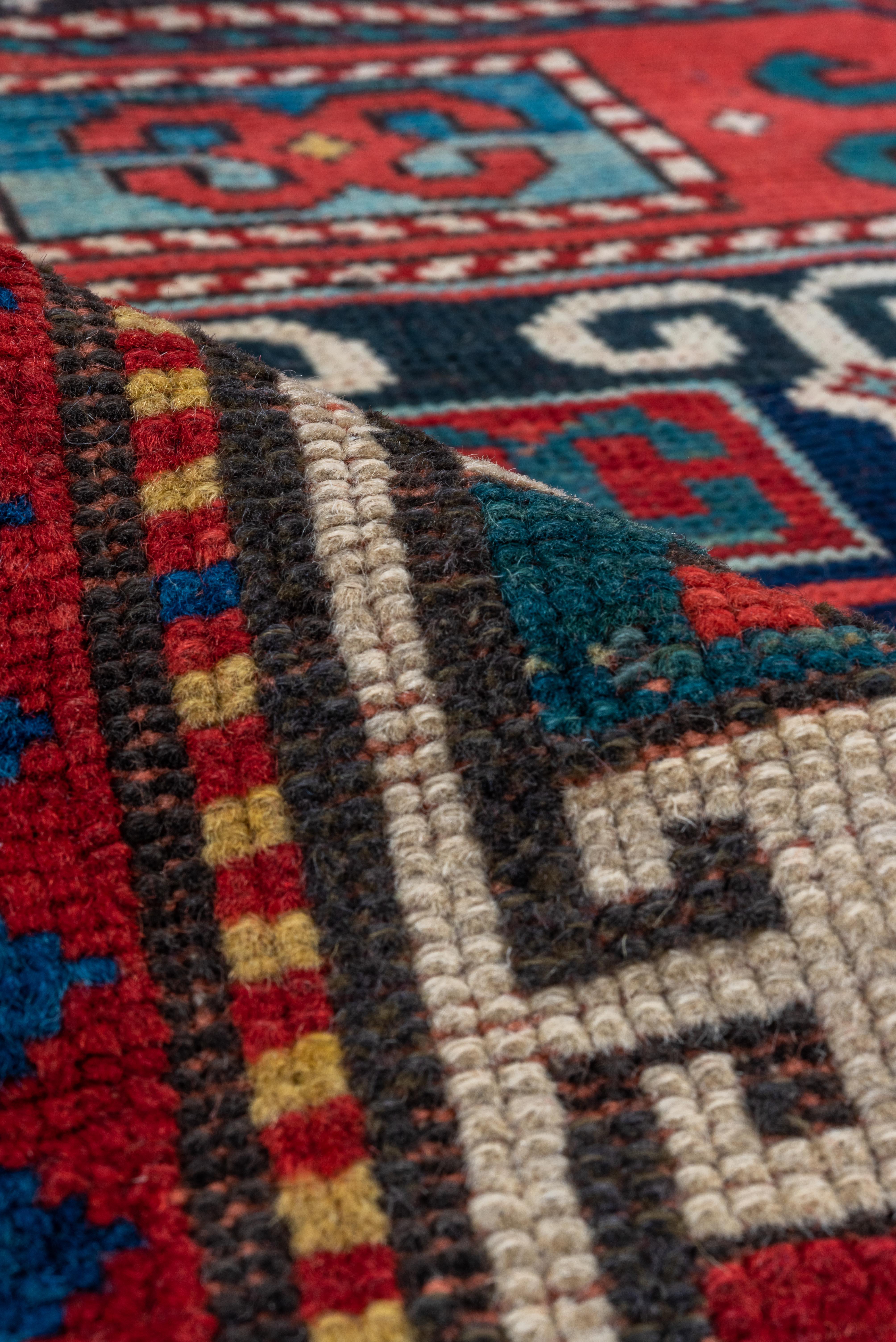 Türkischer Kazak-Teppich aus Kasachstan mit übergroßem Bokara- Elaphant-Stempel im Zustand „Hervorragend“ im Angebot in New York, NY