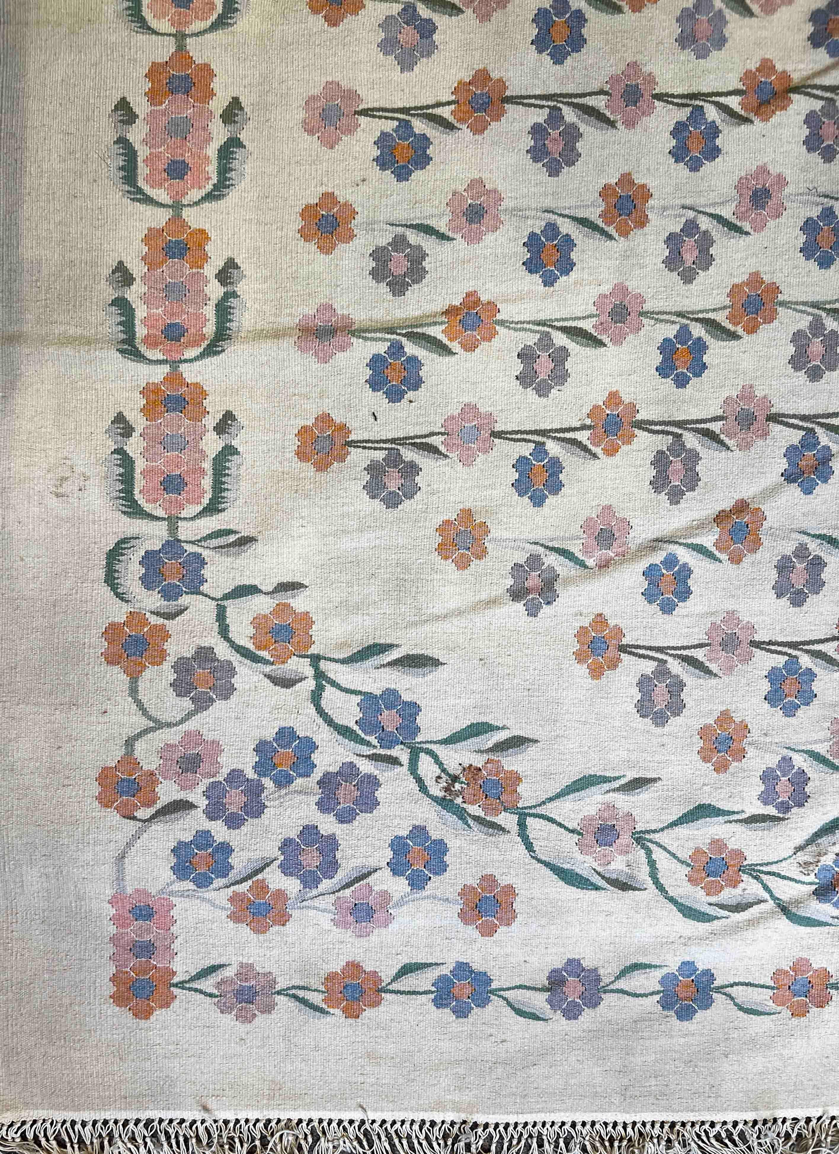 Old Turkish kilim circa 1950 - N°753
Close to the Eiffel Tower, We are a family business specialized in the purchase, sale and expertise of
tapestries, carpets, kilims and textiles old, modern and contemporary.
We work for private clients, amateurs,