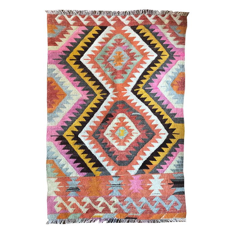 Türkischer Flachgewebeteppich aus Kelim mit geometrischem Stammeskunstmuster und Diamanten in Rosa Yell (Wolle) im Angebot