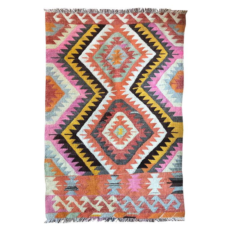 Türkischer Flachgewebeteppich aus Kelim mit geometrischem Stammeskunstmuster und Diamanten in Rosa Yell im Angebot