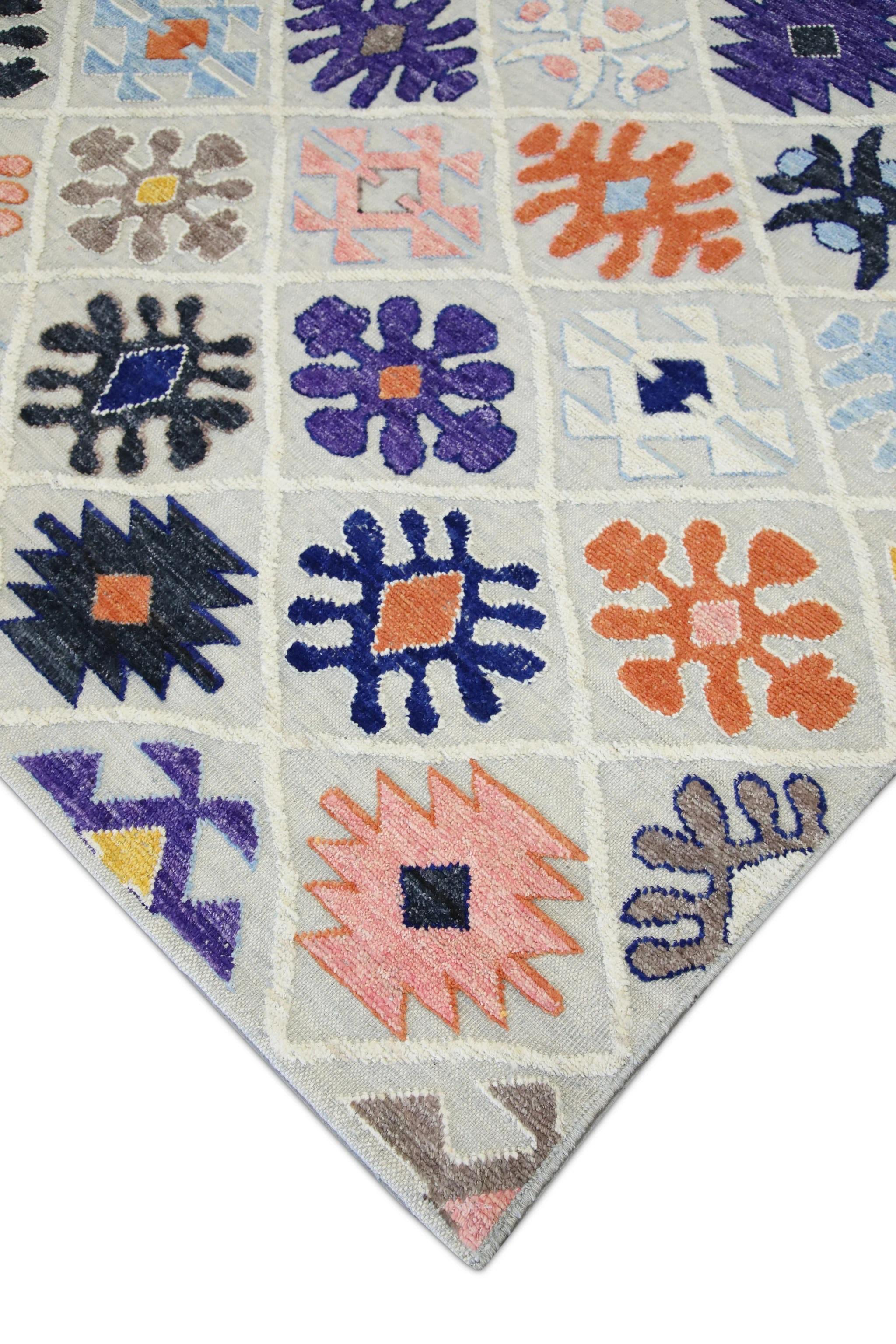 Dieser exquisite türkische Flachgewebe-Kilim ist ein atemberaubendes Meisterwerk der traditionellen Handwerkskunst. Jeder Teppich wird in sorgfältiger Handarbeit von geschickten Kunsthandwerkern nach jahrhundertealten, über Generationen