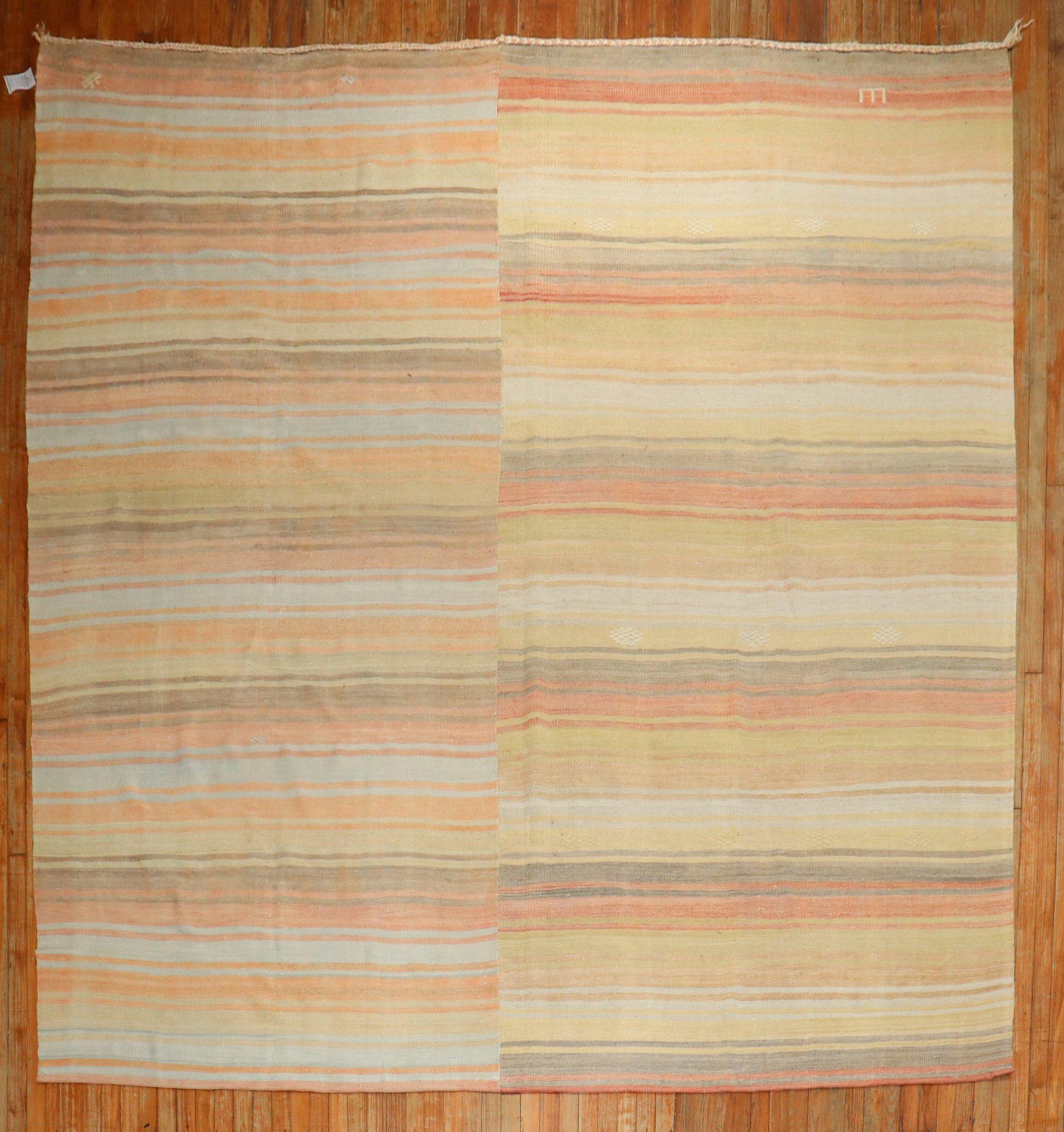 Room square size Turkish Kilim from the middle of the 20th century in warm colors

Measures: 9'10'' x 11'