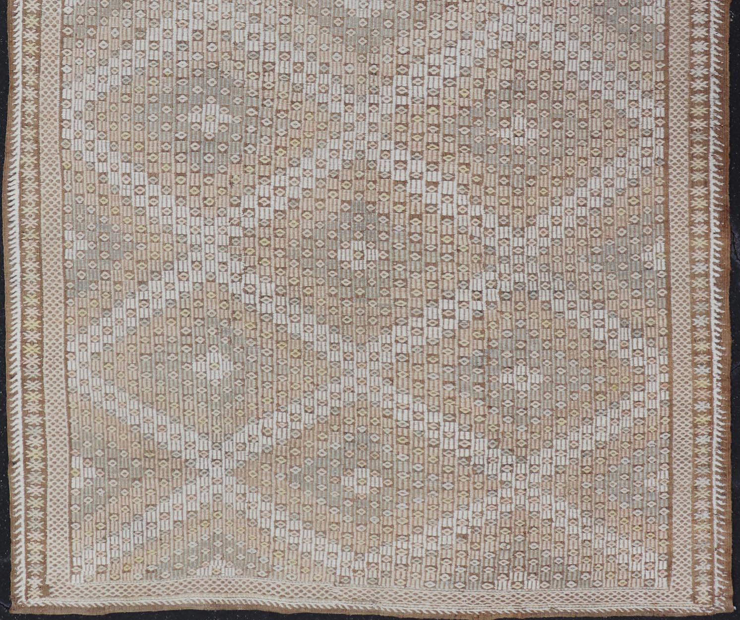 Türkischer Galerie-Läufer aus Kelim mit geometrischem Muster in Elfenbein und Taupe 6'4 x 11' im Angebot 4
