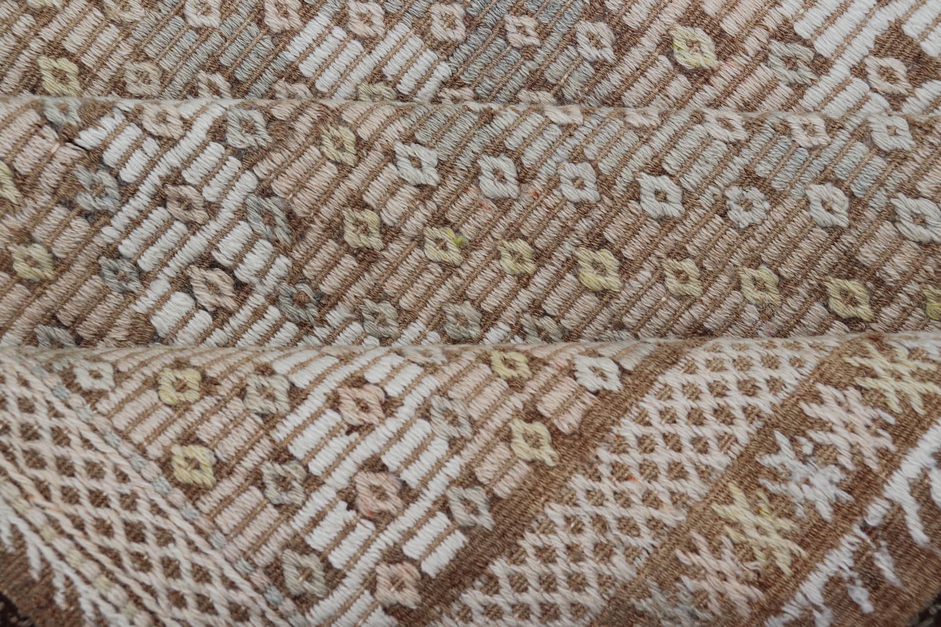 Türkischer Galerie-Läufer aus Kelim mit geometrischem Muster in Elfenbein und Taupe 6'4 x 11' im Angebot 6