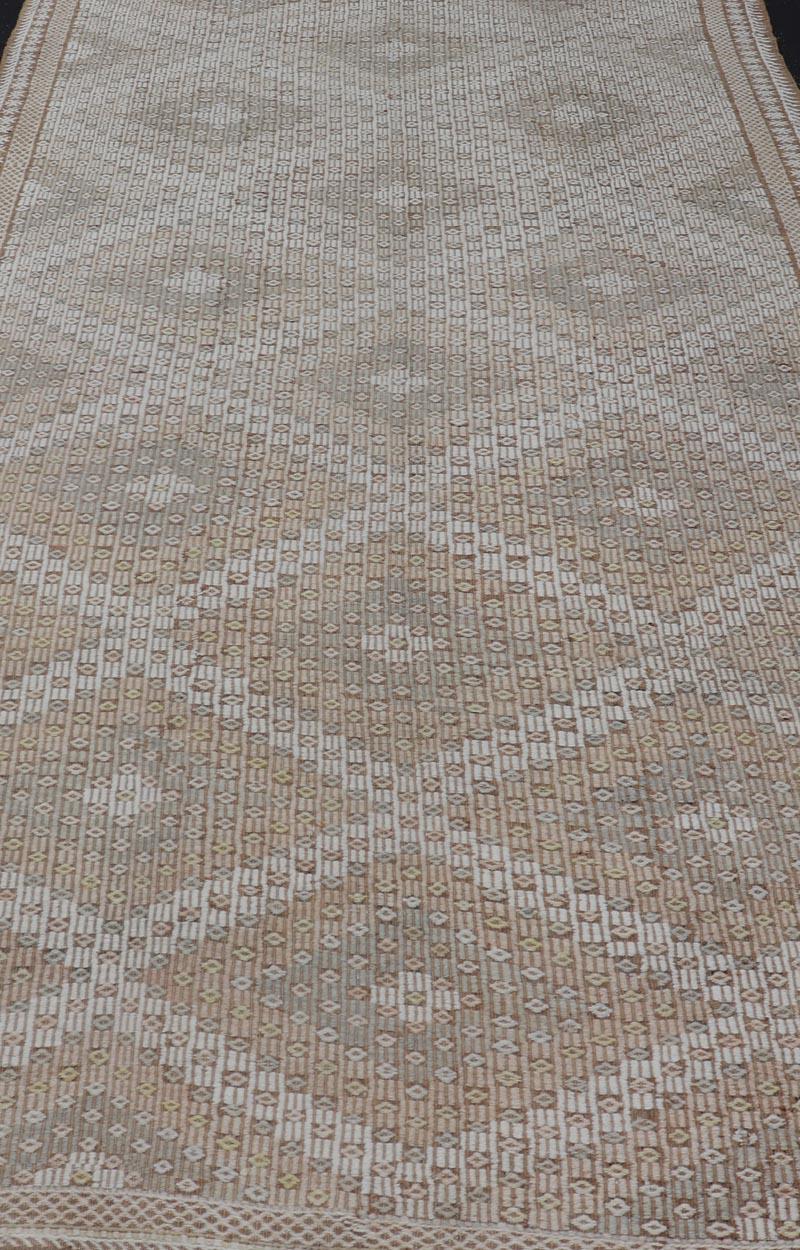 Maße: 6'4 x 11'8
Türkischer Kilim Gallery Runner mit elfenbeinfarbenem und taupefarbenem geometrischem Muster 6'4 x 11'. Keivan Woven Arts / Teppich / EN-13764 Herkunftsland / Art: Türkei / Kelim 

Der türkische Vintage-Kilim-Galerie-Läufer ist ein
