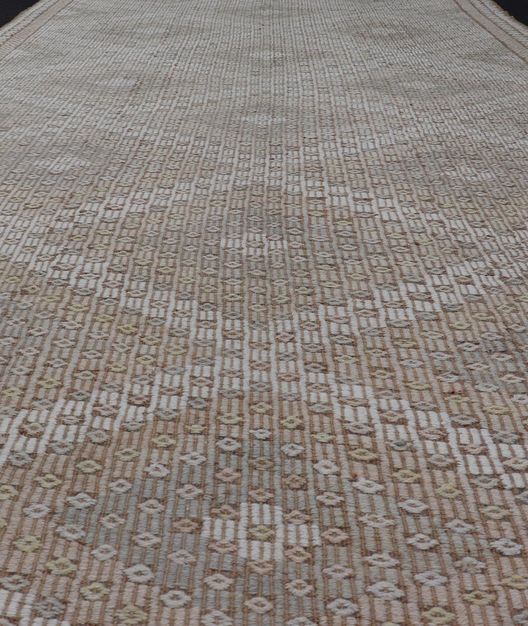 Türkischer Galerie-Läufer aus Kelim mit geometrischem Muster in Elfenbein und Taupe 6'4 x 11' (Handgewebt) im Angebot