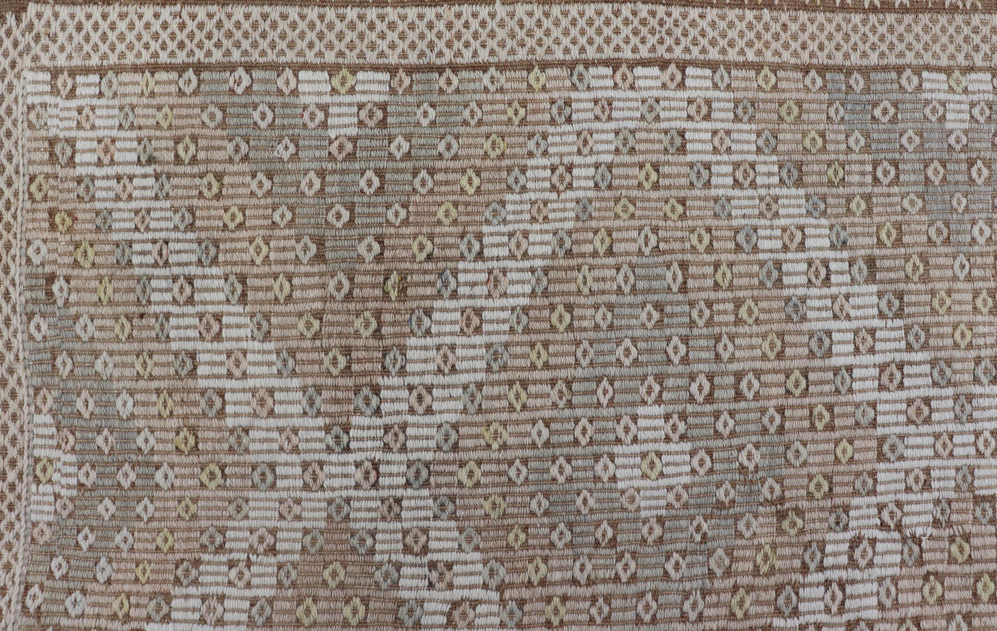 Türkischer Galerie-Läufer aus Kelim mit geometrischem Muster in Elfenbein und Taupe 6'4 x 11' (20. Jahrhundert) im Angebot