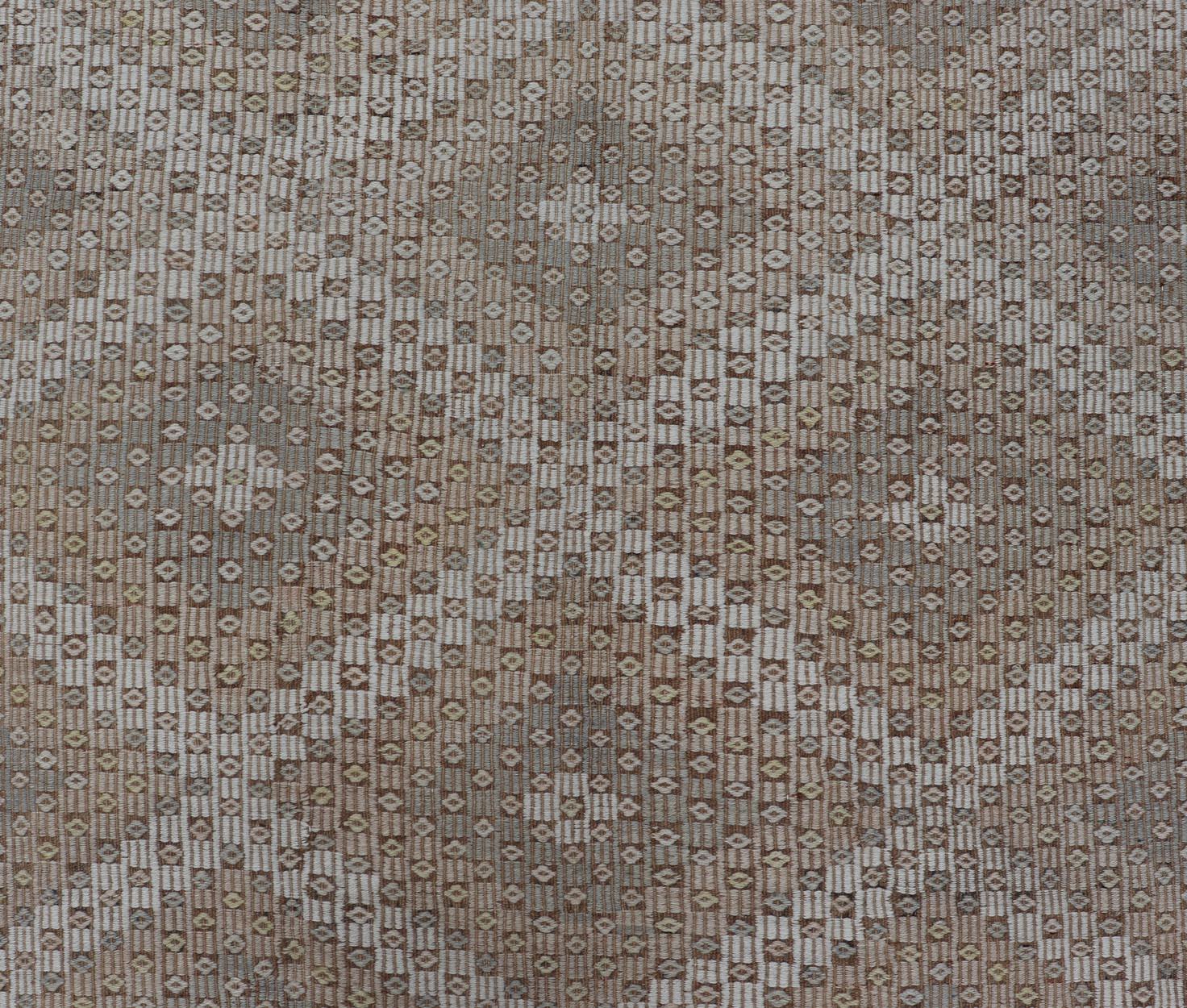 Türkischer Galerie-Läufer aus Kelim mit geometrischem Muster in Elfenbein und Taupe 6'4 x 11' (Wolle) im Angebot